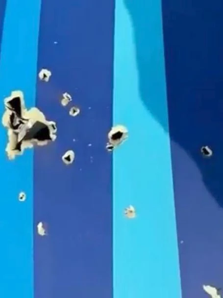 Verschieden große Löcher sind in der Außenwand des Flugzeuges. Diese Schäden deuten auf einen Raketentreffer hin.