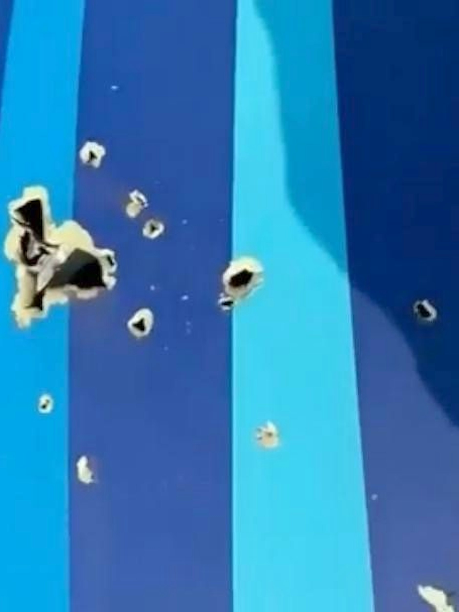 Verschieden große Löcher sind in der Außenwand des Flugzeuges. Diese Schäden deuten auf einen Raketentreffer hin.