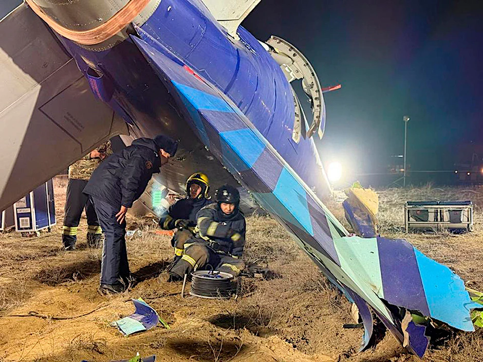 Rettungskräfte arbeiten am Wrack der Embraer 190 der Azerbaijan Airlines in der Nähe des Flughafens von Aktau.