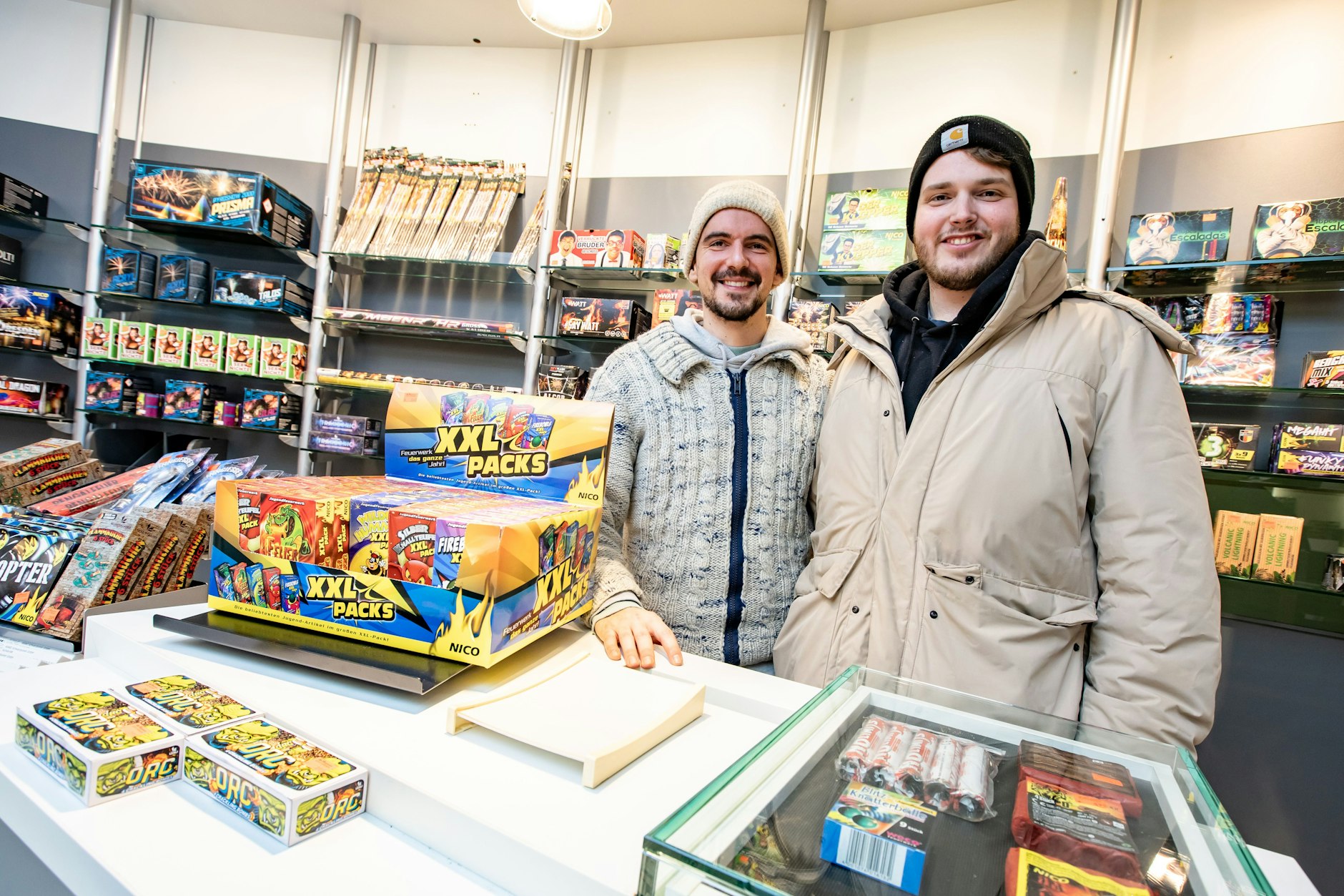 Berlin-Kreuzberg: Tim Mehringer und Jack Savelsberg in ihrem Laden für Silvesterfeuerwerk im Bergmannkiez.