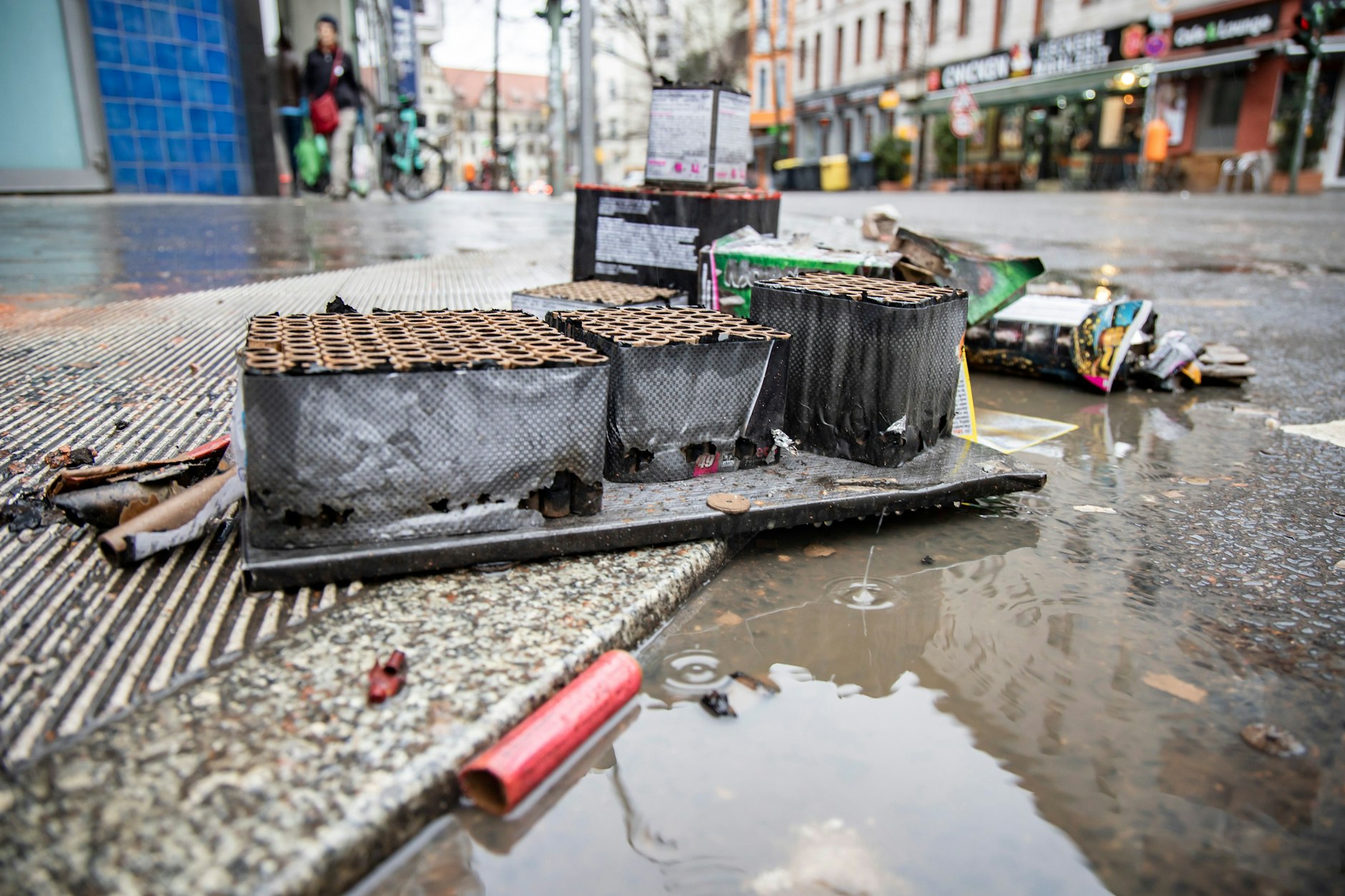 Müllreste und explodierte Böller am Strassenrand in Neukölln in Berlin am 2. Januar 2024.