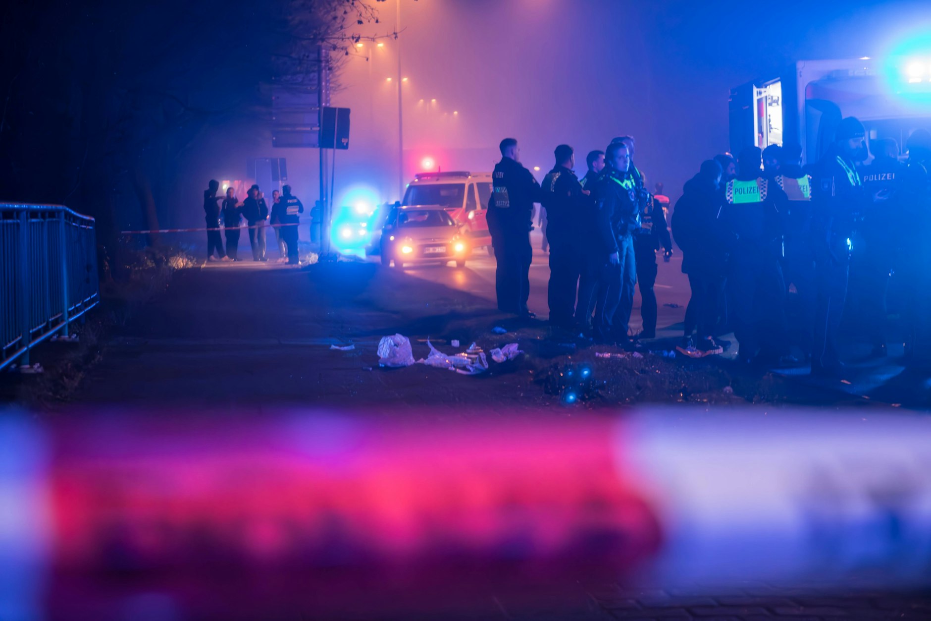 Polizei am Tatort in Hamburg-Harburg. Hier wurde das Opfer aufgefunden.