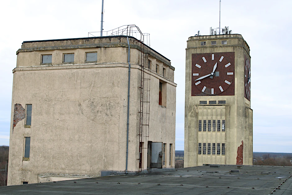 Blick auf den Uhrenturm des ehemaligen Veritas-Nähmaschinenwerks in Wittenberge: Es gehörte in der DDR zu den Vorzeigebetrieben. Der Turm wurde 1928/29 erbaut und gilt heute als eines der Wahrzeichen der Stadt.