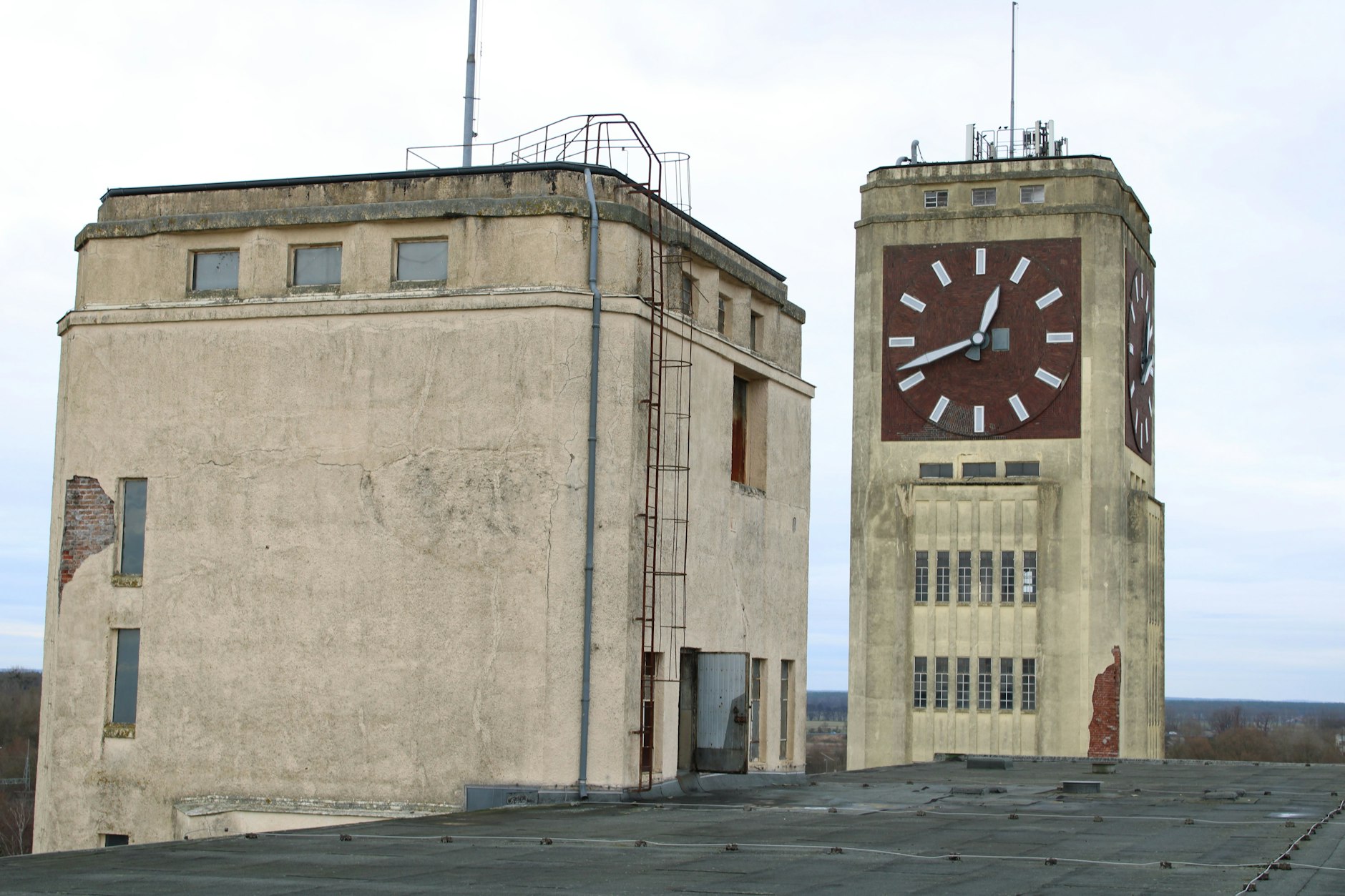 Blick auf den Uhrenturm des ehemaligen Veritas-Nähmaschinenwerks in Wittenberge im Landkreis Prignitz. Der Turm wurde 1928/29 erbaut und gilt heute als eines der Wahrzeichen der Elbestadt.