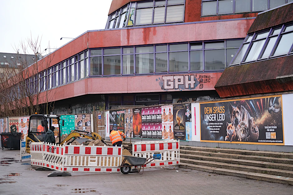 Das Sport- und Erholungszentrum an der Landsberger Allee: Vor Tagen waren dort Arbeiter mit einem Mini-Bagger im Einsatz.