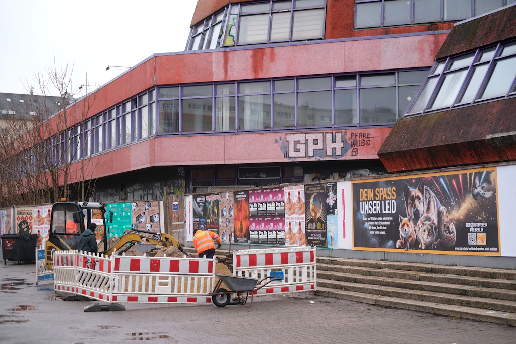 Plötzlich Asbest im DDR-Spaßbad: Will der Senat das SEZ schon 2025 abreißen?