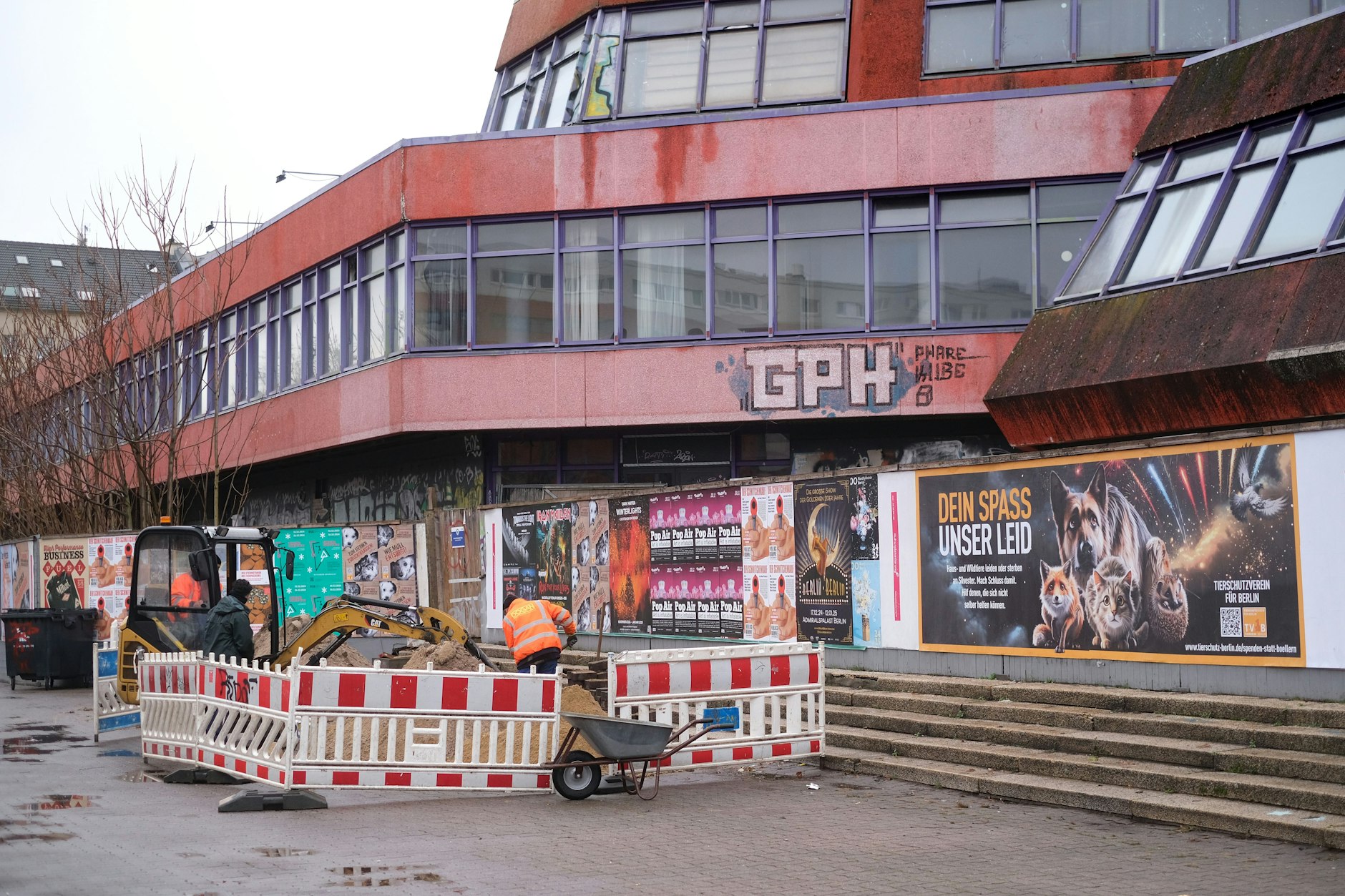 Das Sport- und Erholungszentrum an der Landsberger Allee: Vor Tagen waren dort Arbeiter mit einem Mini-Bagger im Einsatz.