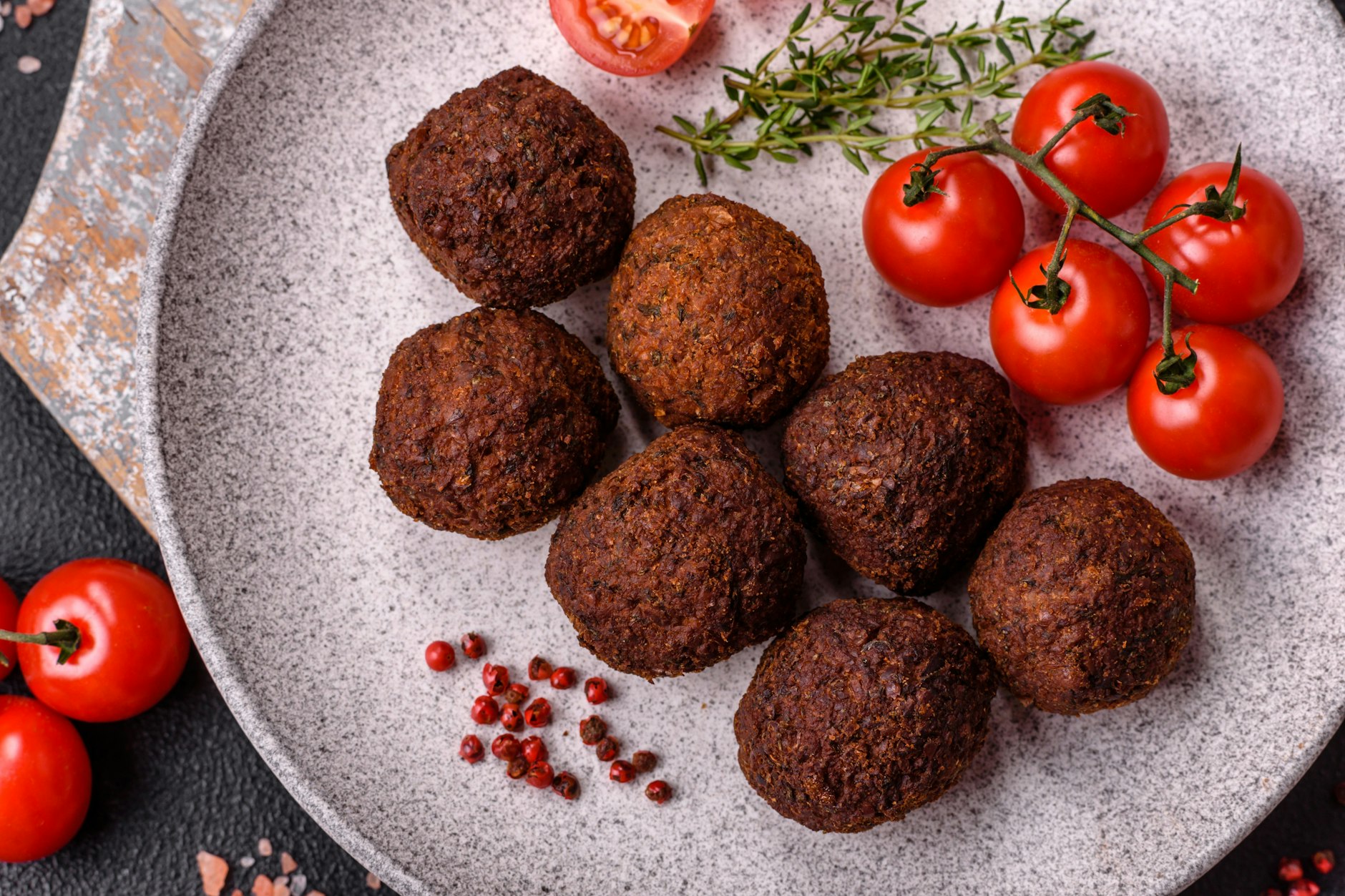 Falafel ist ein beliebter Imbiss für zwischendurch. Viele Supermärkte bieten die Kichererbsenbällchen vorfrittiert an.