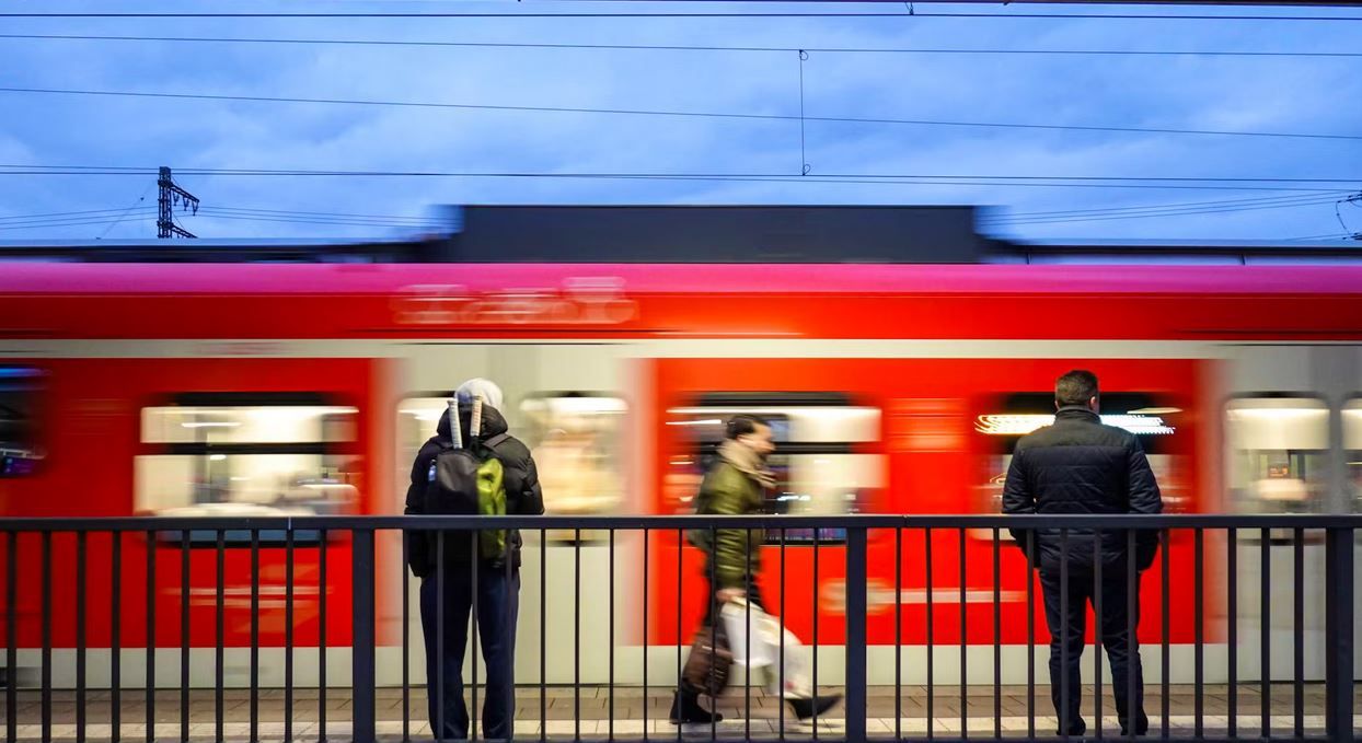 Image - In S-Bahn: Nackte Frau (27) setzt sich auf Fahrgäste – Anzeige!