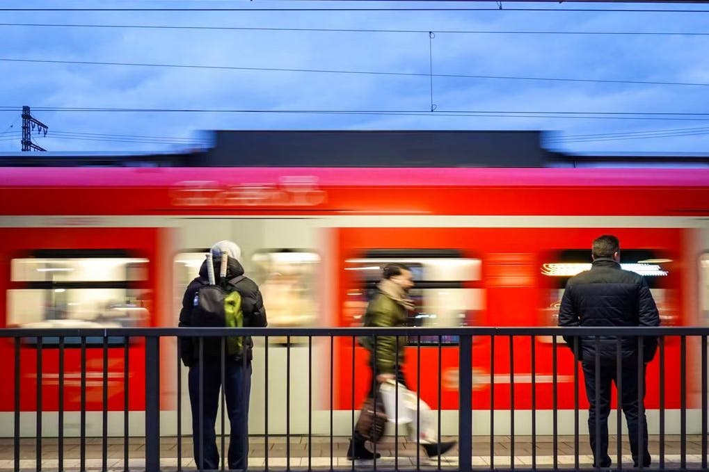 Eine 27-Jährige belästigte Männer in einer S-Bahn.