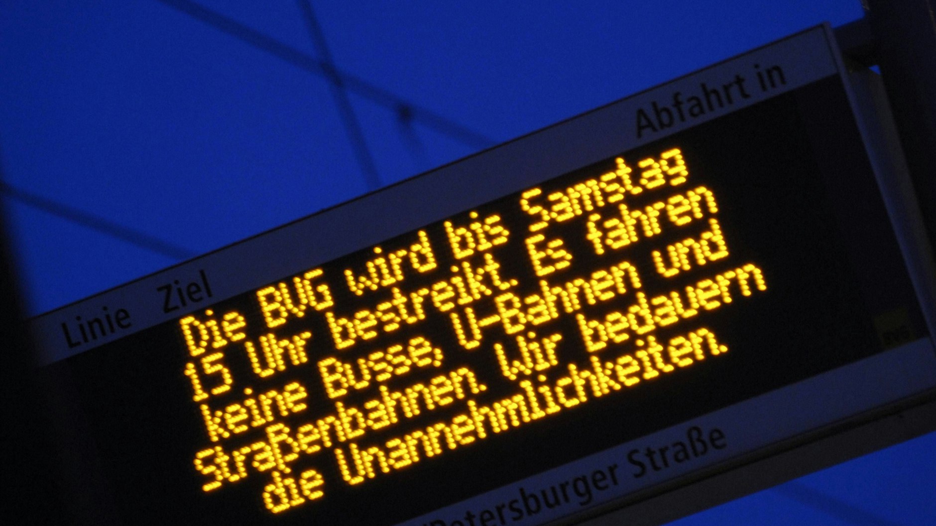 Warnstreik bei der BVG&nbsp; 2008: Diese Anzeigen können nun auch im Januar 2025 auf den Fahrgastinformationstafeln aufleuchten.