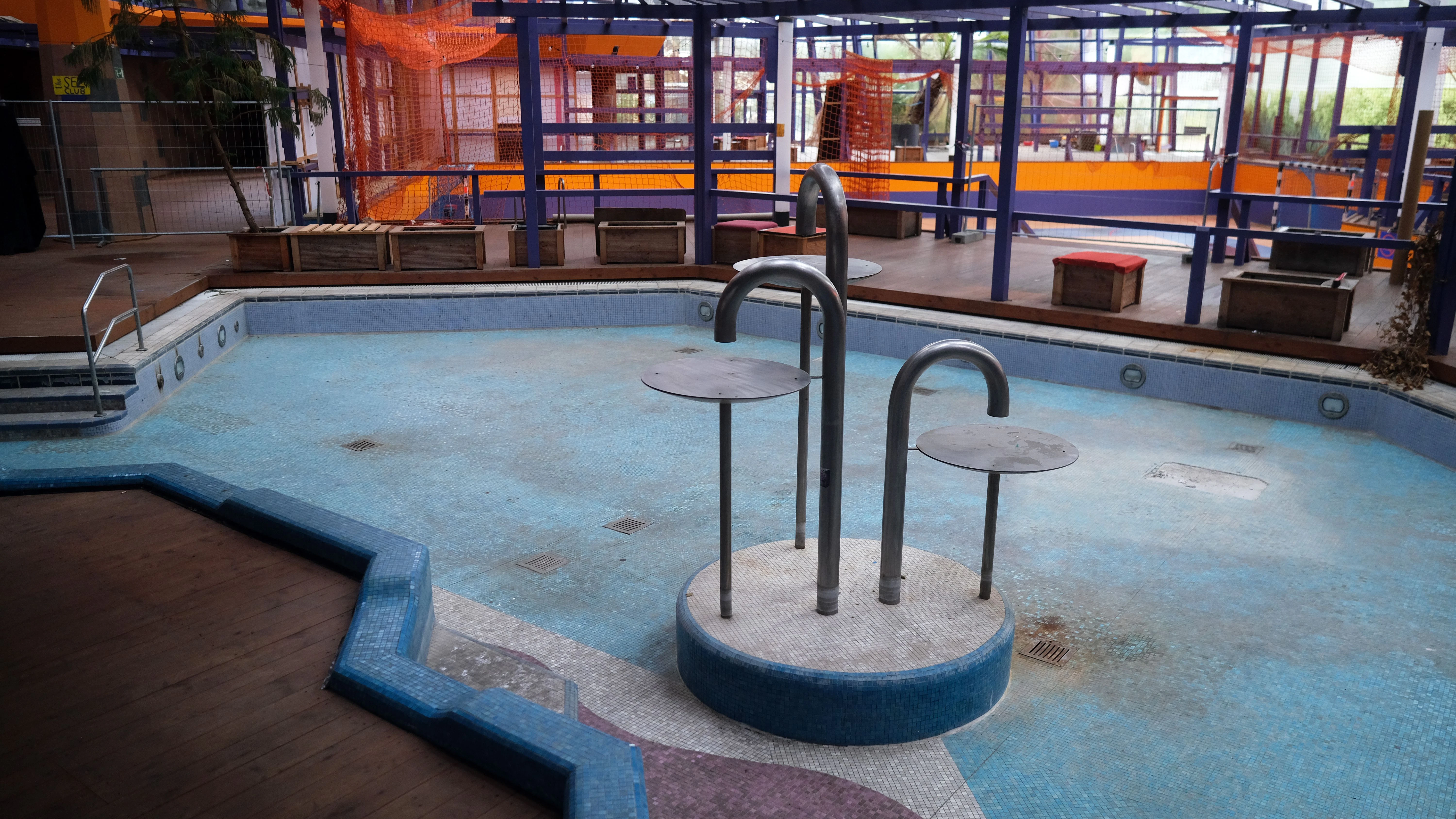 Nur noch trostlos: So sieht es heute in dem einstigen DDR-Spaßbad aus.