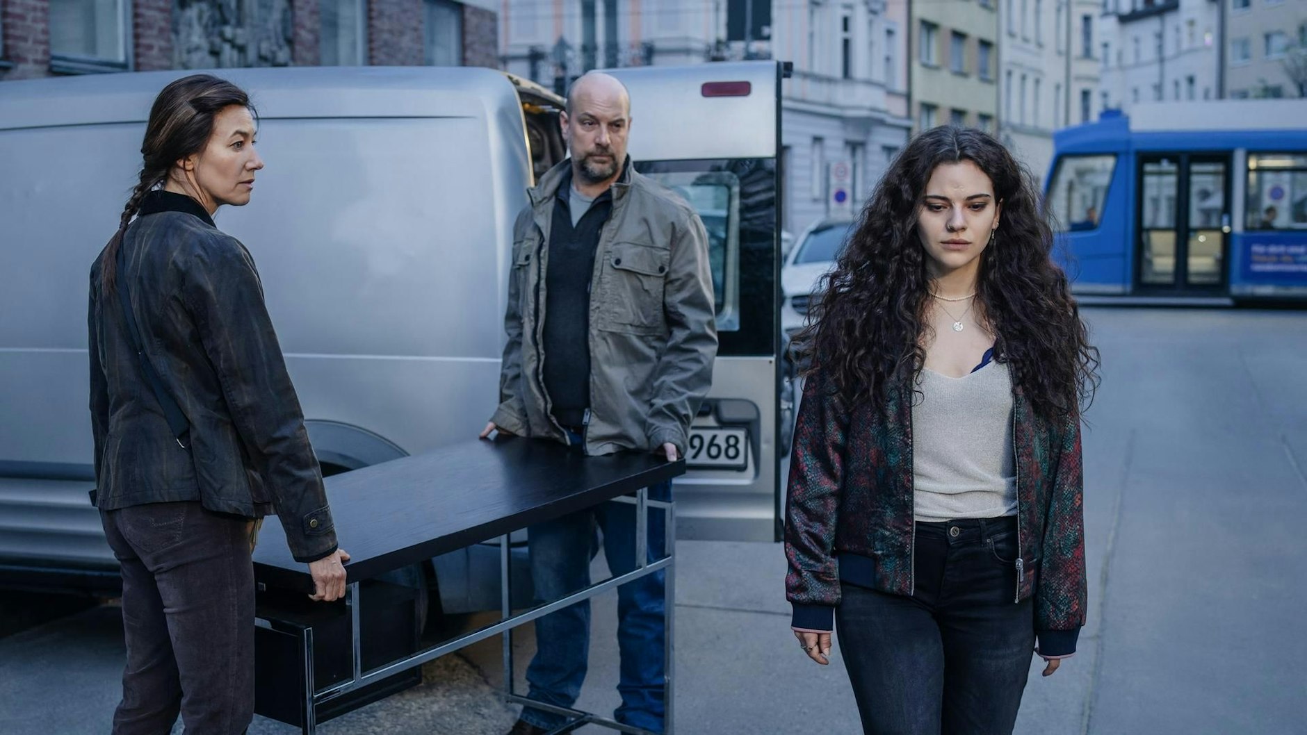 Johanna Wokalek als Kriminalhauptkommissarin Cris Blohm und ihr Kollege Stephan Zinner als Dennis Eden mit Emma Preisendanz als Mia.