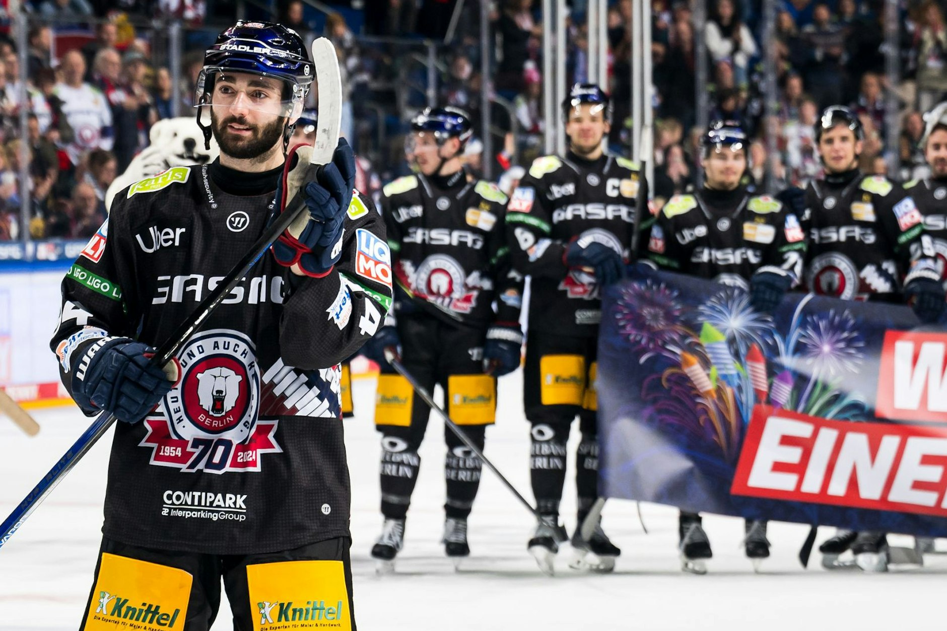 Ehre, wem Ehre gebührt: Liam Kirk (l.) wird nach dem 7:3 gegen Schwenningen vor versammelter Mannschaft als Solist von den Fans der Eisbären gefeiert.