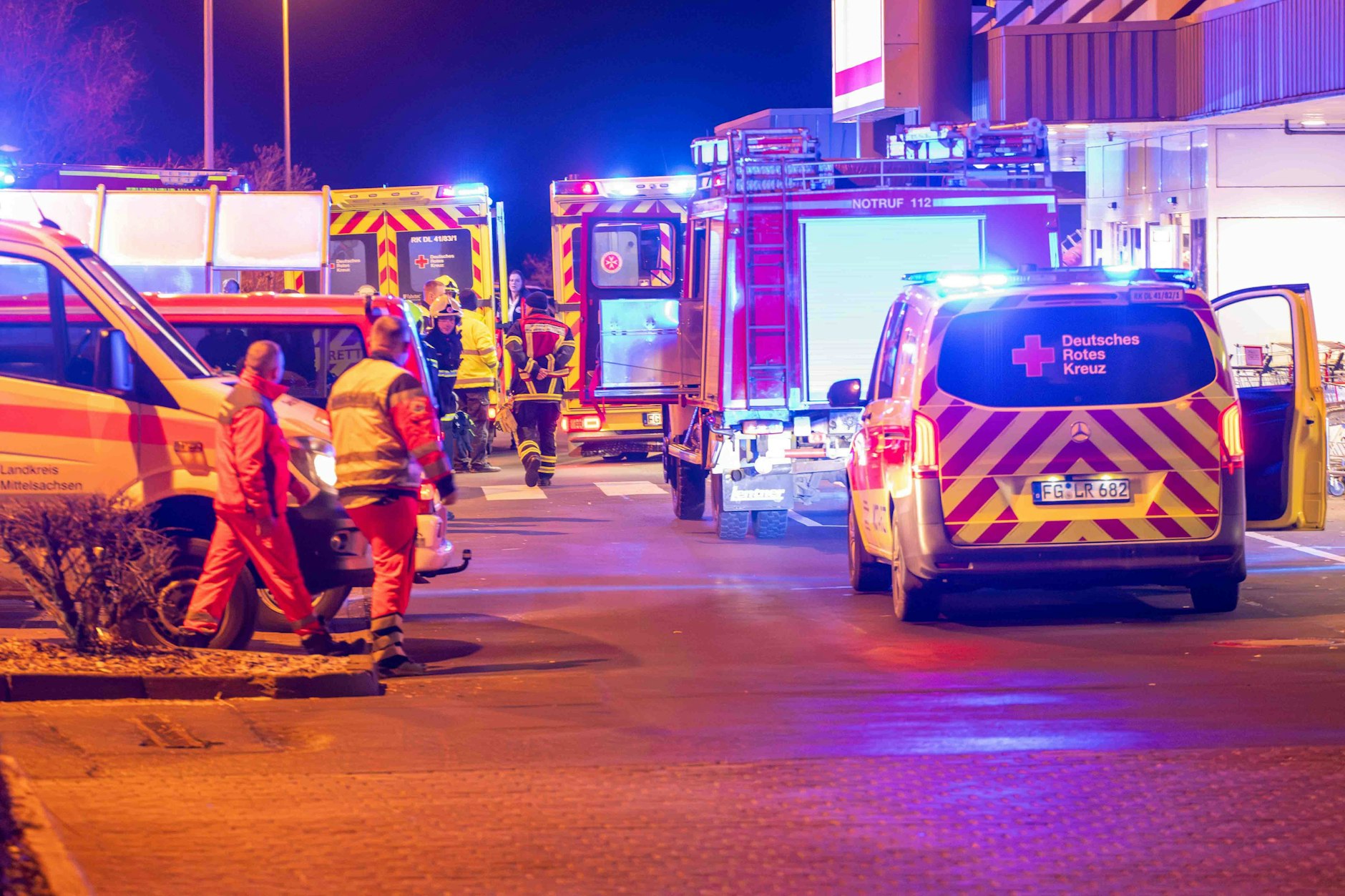 Gas-Alarm: Großeinsatz für die Retter im Supermarkt.