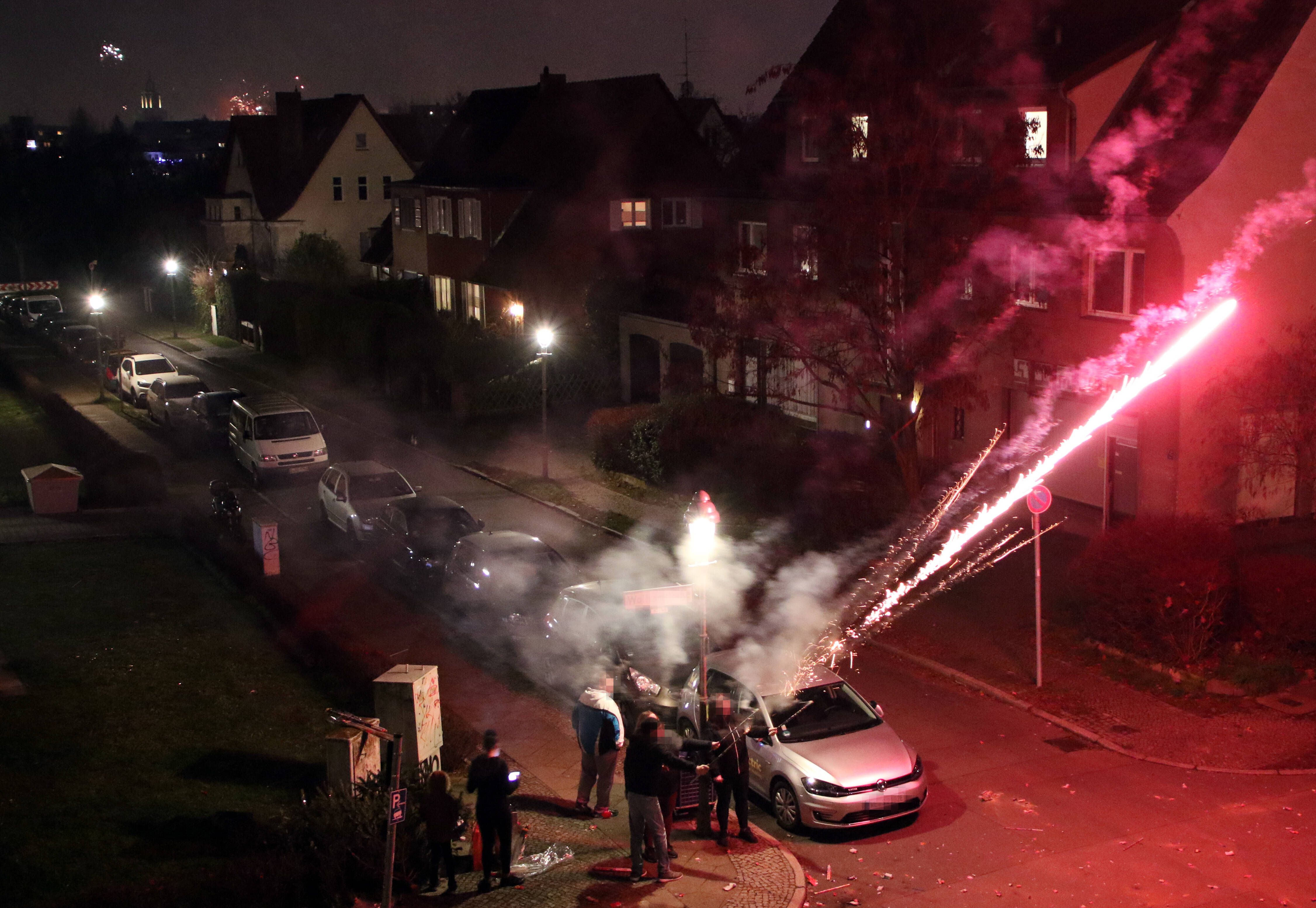 So schützen Sie Ihr Auto an Silvester! Was tun bei Lackschäden durch Böller?