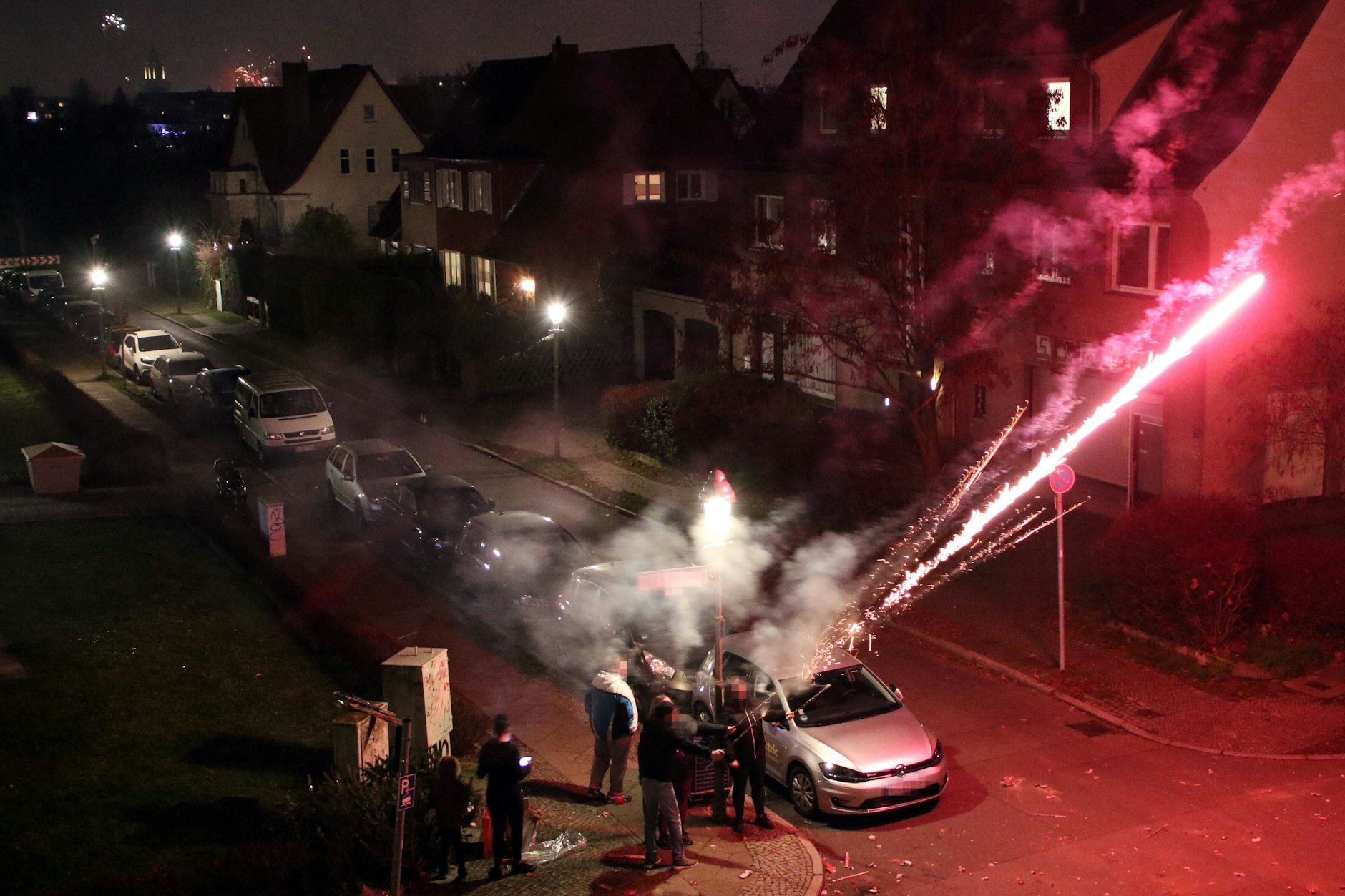In der Regel schaden Feuerwerks-Raketen Autos nicht. Bei Böllern sieht es etwas anders aus.