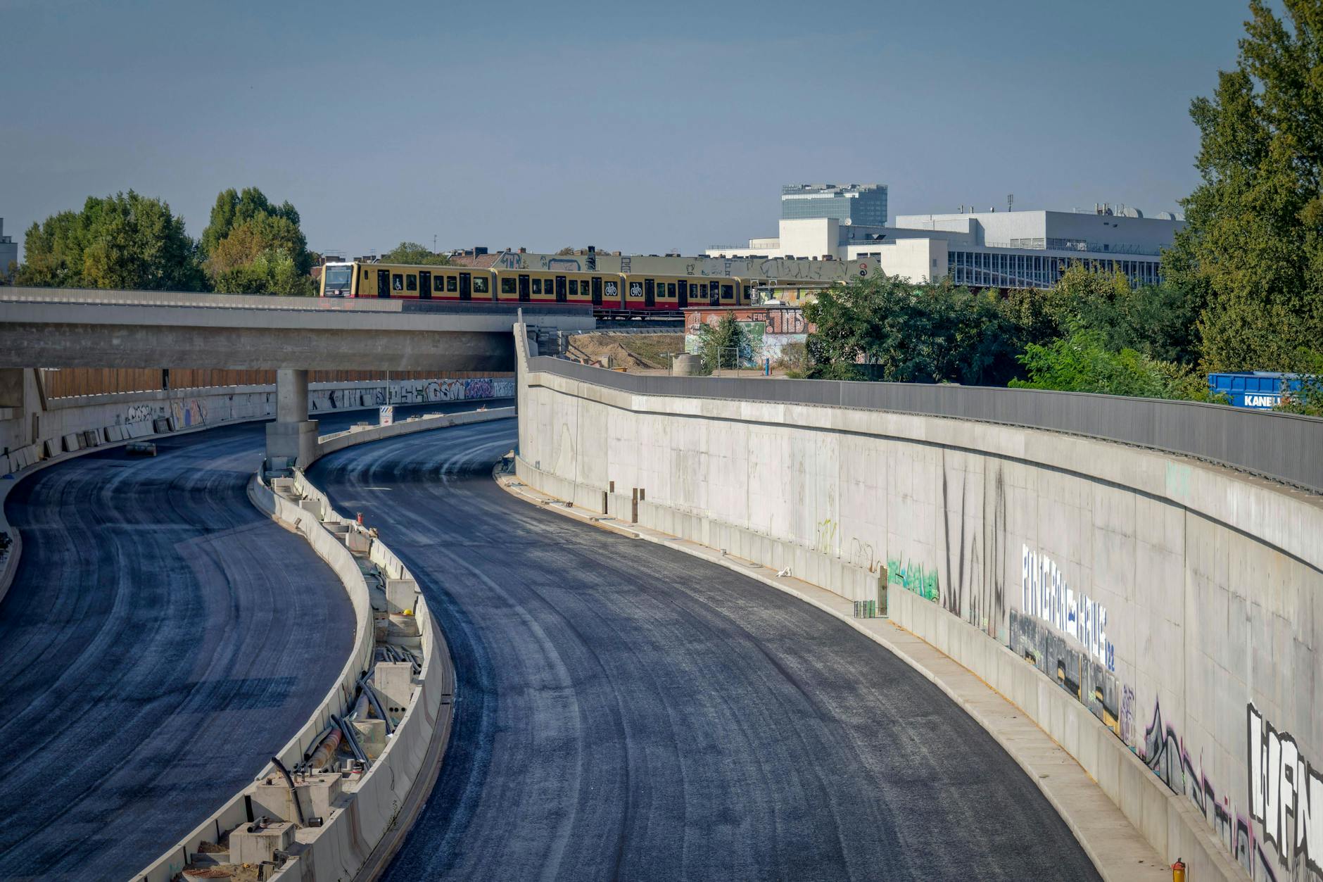 Der 16. Bauabschnitt der A100 ist noch nicht freigegeben, die Graffitisprayer waren aber schon da.