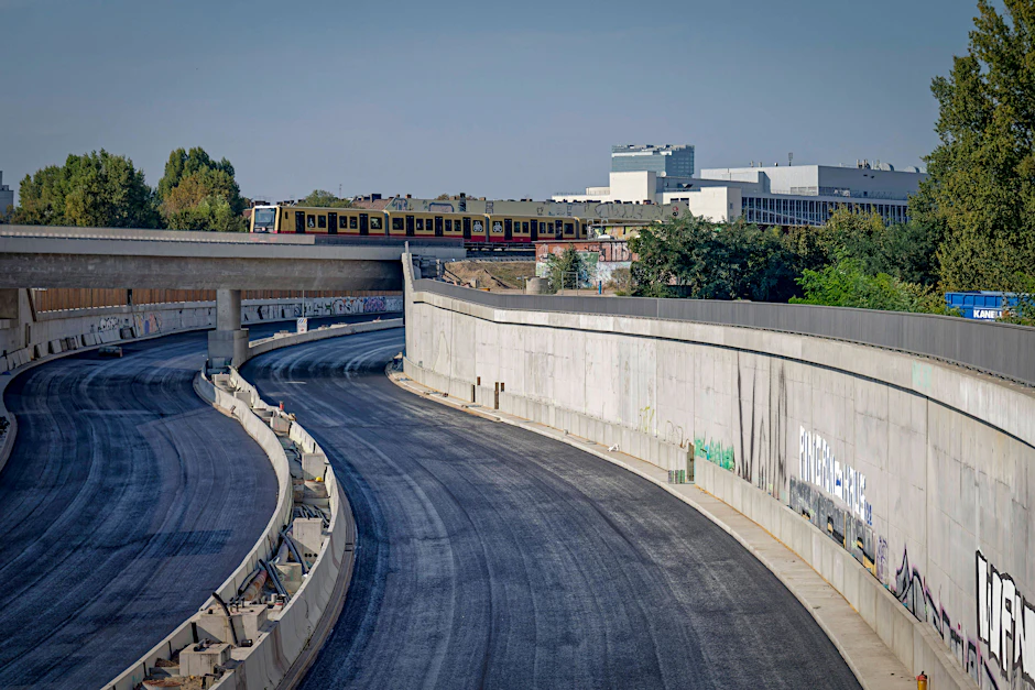 Der 16. Bauabschnitt der A100 ist noch nicht freigegeben, die Graffitisprayer waren aber schon da.
