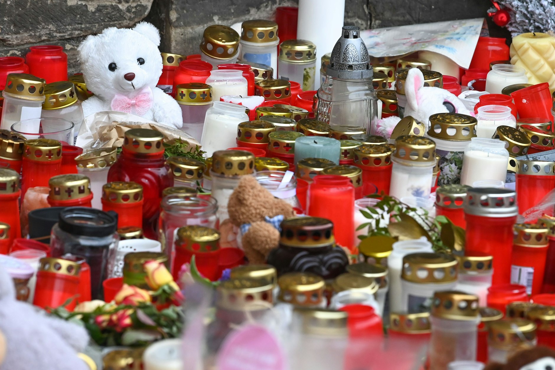 Plüschtiere, Kerzen und Blumen finden sich am zentralen Gedenkort für die Opfer des Anschlags vor der Johanniskirche in Magdeburg.