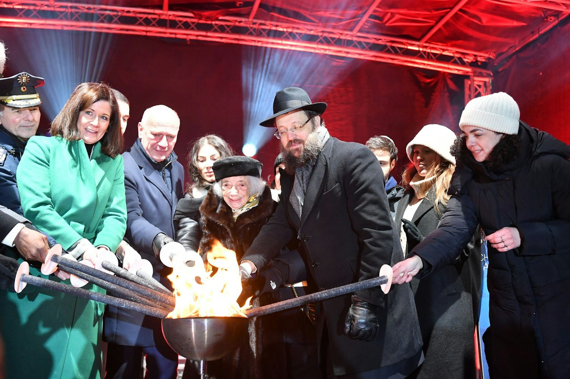 Der Regierende Bürgermeister Kai Wegner (2.v.l.) entzündet das fünfte Licht am Chanukka-Leuchter vor dem Brandenburger Tor im Beisein von Rabbi Teichtal und Margot Friedländer. Jüdinnen und Juden feiern im Winter mit dem jüdischen Lichterfest Chanukka ein großes Fest mit vielen Lichtern.