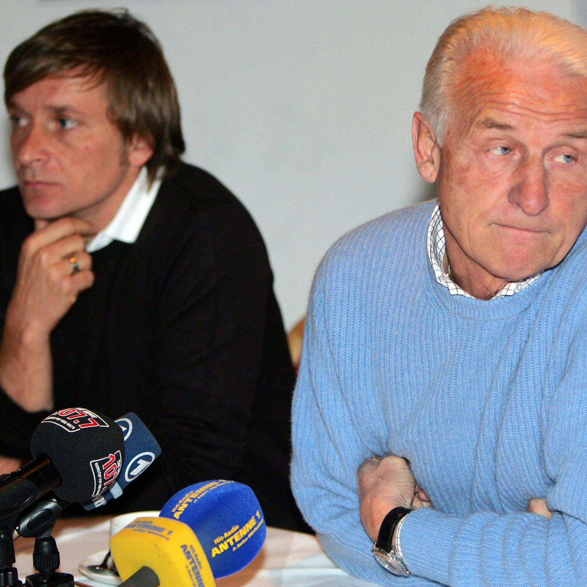 Januar 2006: Horst Heldt und Trainer Giovanni Trapattoni bei einer gemeinsamen Pressekonferenz des VfB Stuttgart.