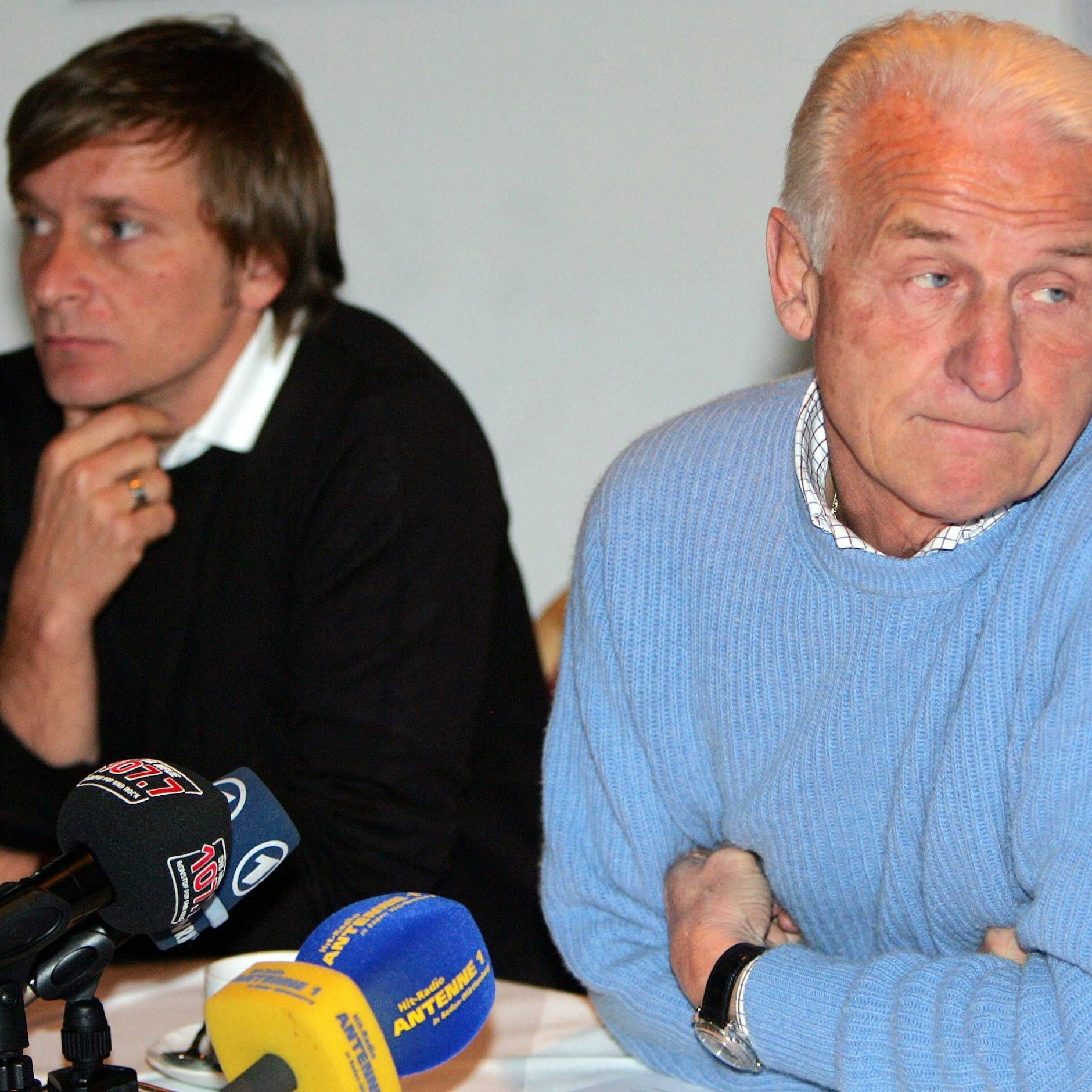 Januar 2006: Horst Heldt und Trainer Giovanni Trapattoni bei einer gemeinsamen Pressekonferenz des VfB Stuttgart.