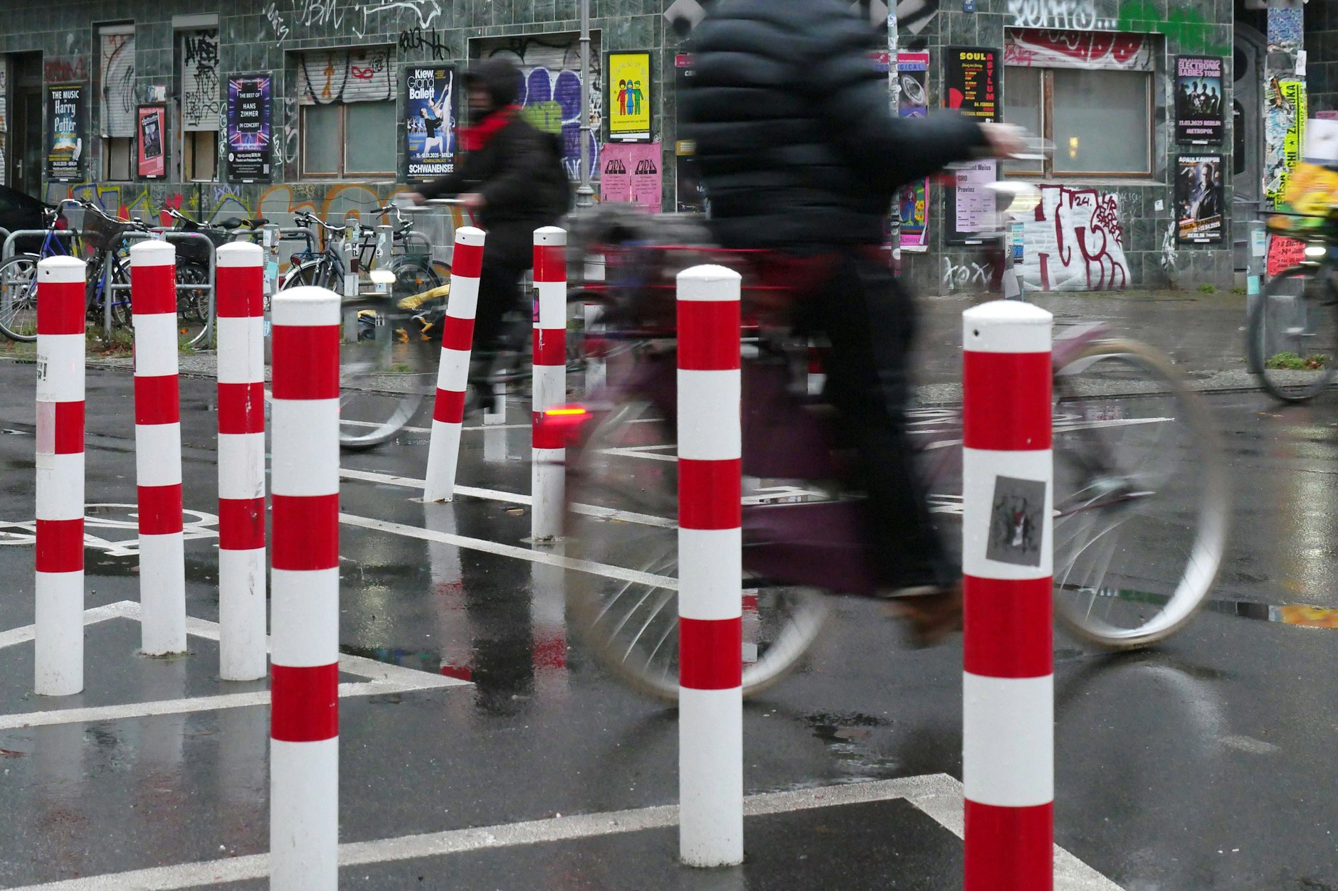 Der grüne Pollerwahnsinn macht jetzt auch den Ostkreuz-Kiez unsicher.