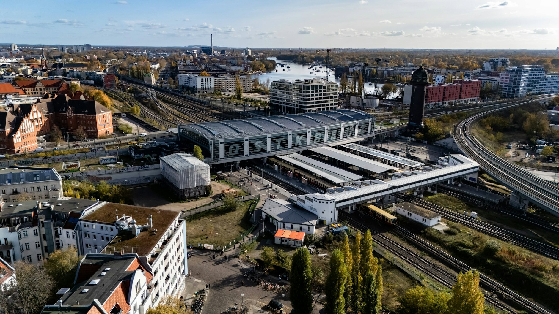 Der Kiez rund ums Ostkreuz wird gerade mit Pollern zugemacht.