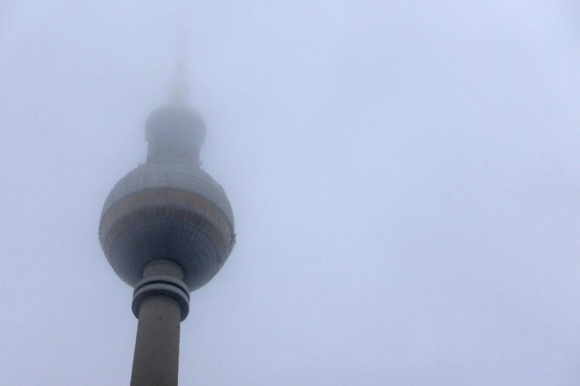Durch die eisigen Temperaturen der vergangenen Tage haben sich Eisplatten am oberen Bereichen des Fernsehturms gebildet.