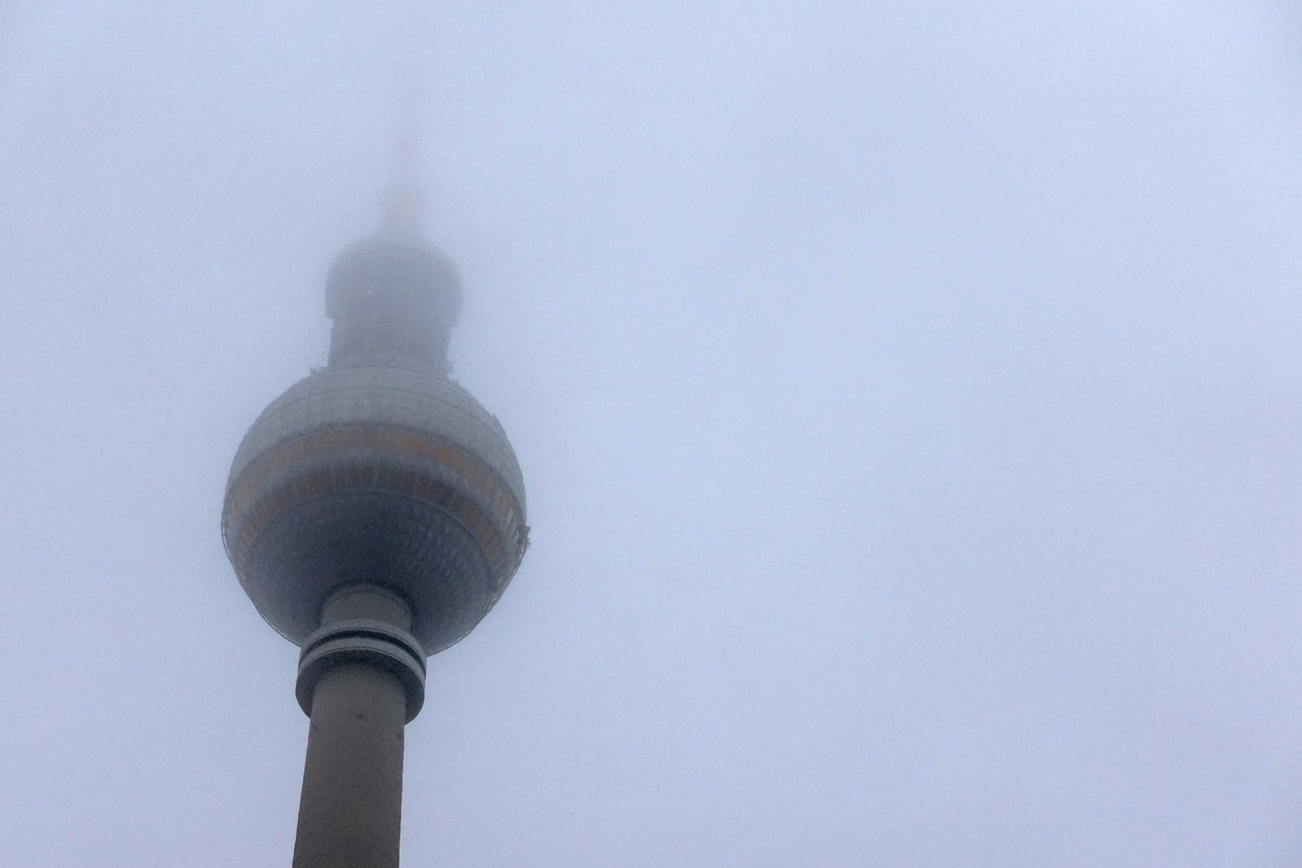 Durch die eisigen Temperaturen der vergangenen Tage haben sich Eisplatten am oberen Bereichen des Fernsehturms gebildet.