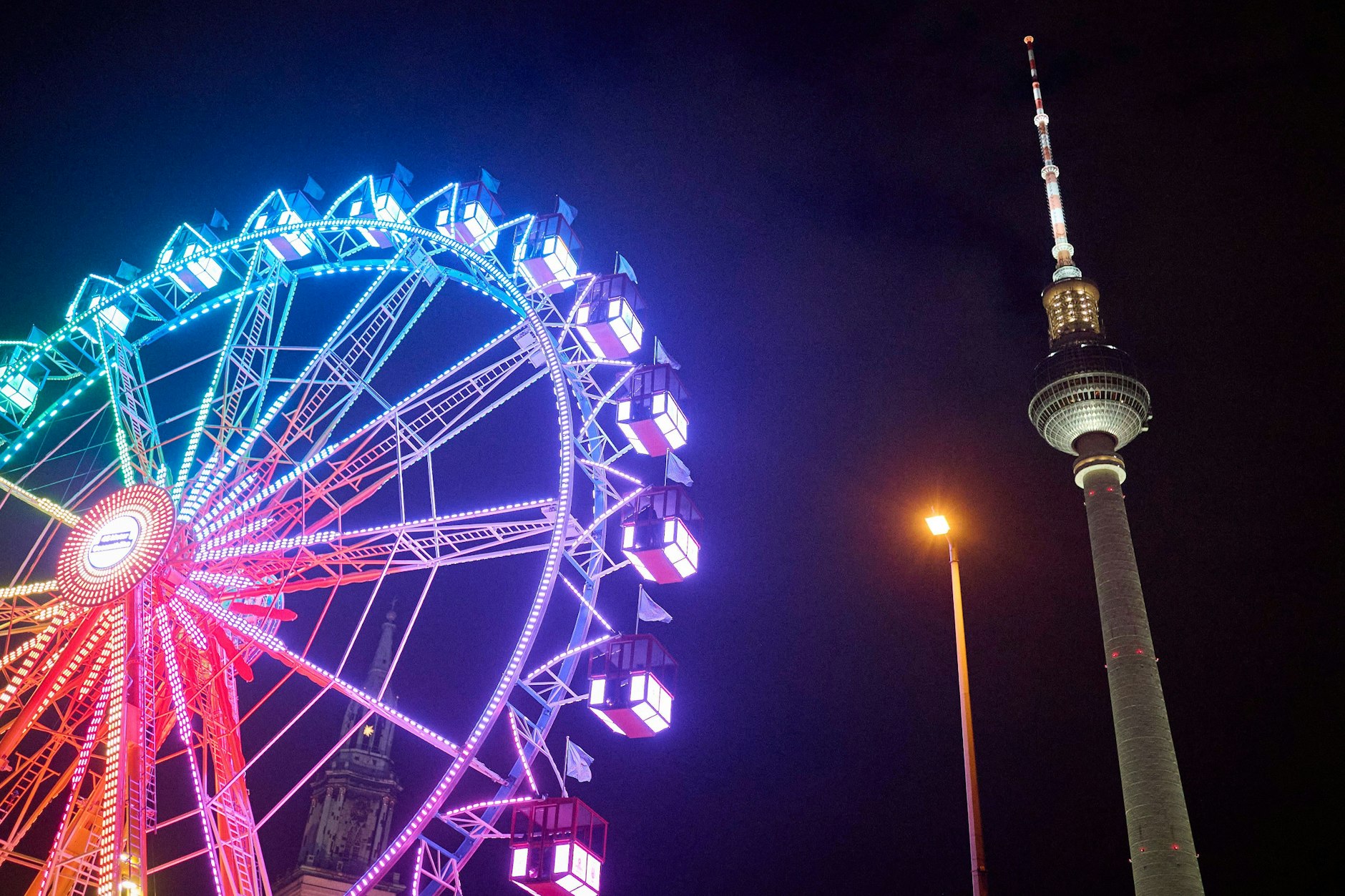Vom Fernsehturm stürzten mehrere Eisplatten herab - auch Teile des Weihnachtsmarktes mussten gesperrt werden. 