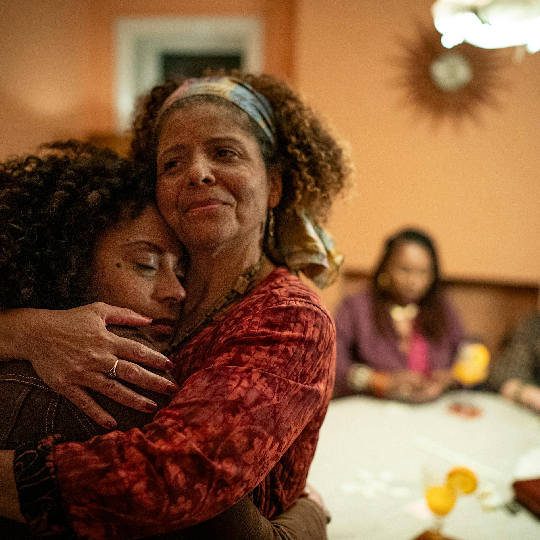 Netflix-Serie „Ich vermisse dich“: Hanebüchener Quatsch mit Suchtpotenzial