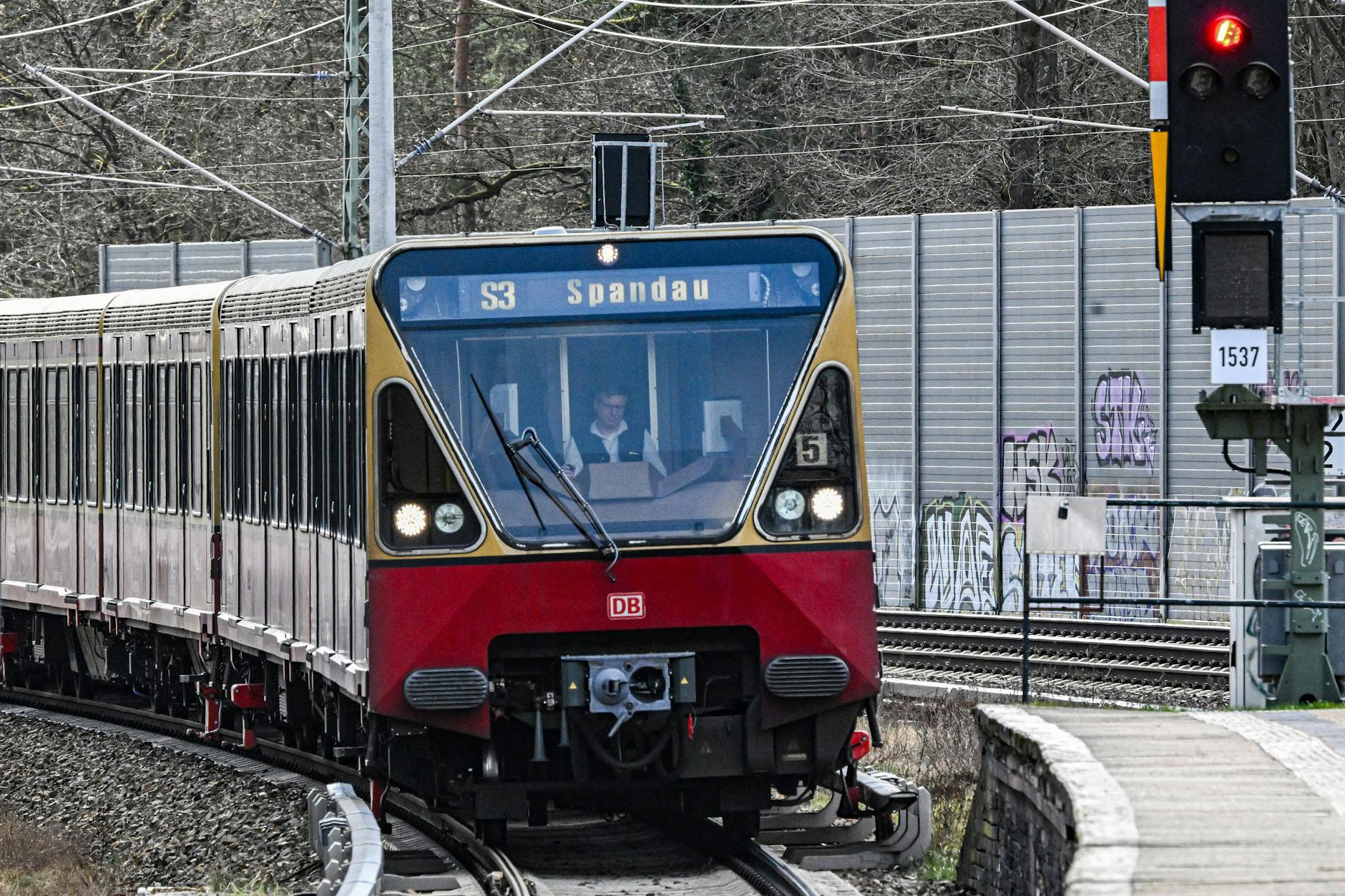 Auch im neuen Jahr werden Fahrgäste der S-Bahn auf der Linie S3 nicht immer freie Fahrt haben. Grind sind die Großbaustellen an den Bahnhöfen Köpenick und Hirschgarten.