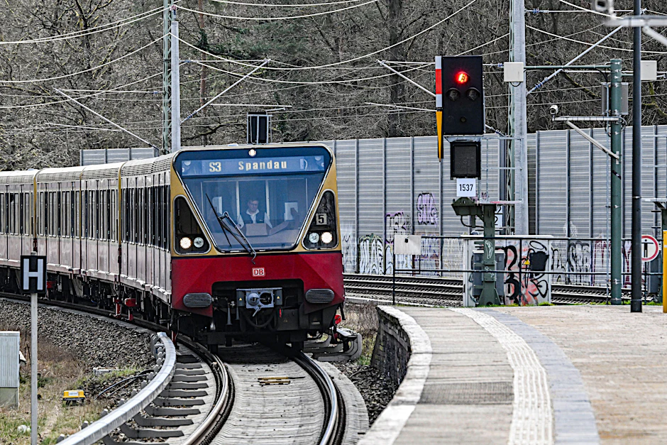 Auch im neuen Jahr werden Fahrgäste der S-Bahn auf der Linie S3 nicht immer freie Fahrt haben. Grind sind die Großbaustellen an den Bahnhöfen Köpenick und Hirschgarten.