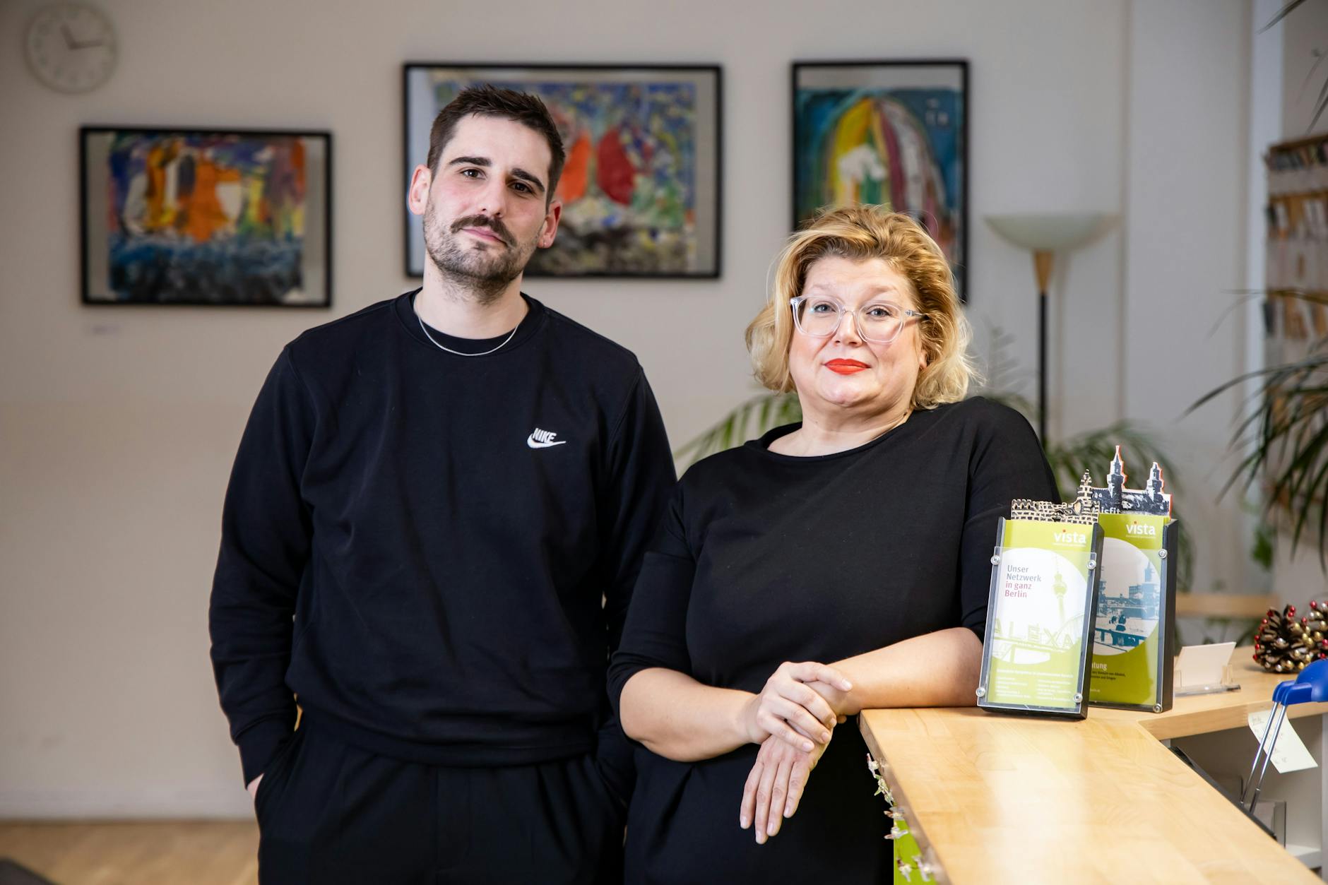 Die Drogenberater Tizian Keßler und Nina Pritszens in den Räumen der Drogenberatung Misfit in Berlin Kreuzberg.