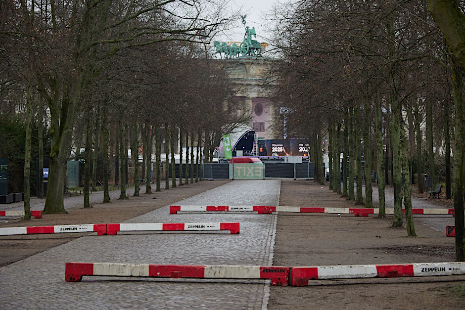 Der Bereich rund um das Brandenburger Tor ist bereits abgesperrt.