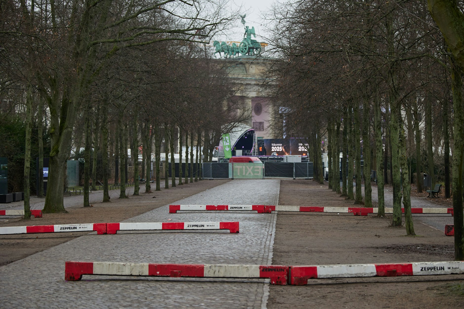 Der Bereich rund um das Brandenburger Tor ist bereits abgesperrt.