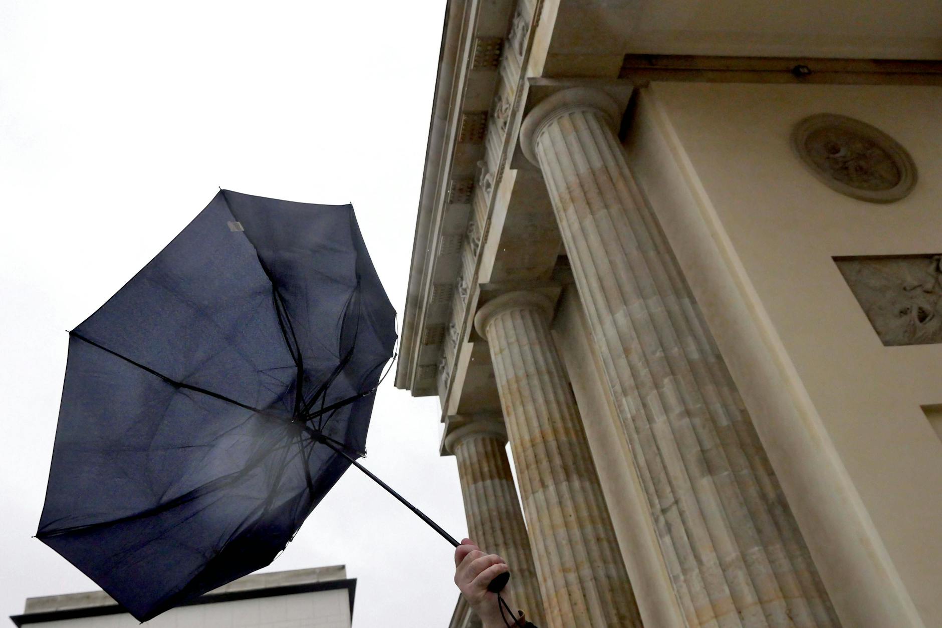 In der späteren Silvesternacht kommt der Sturm auch in Berlin an.