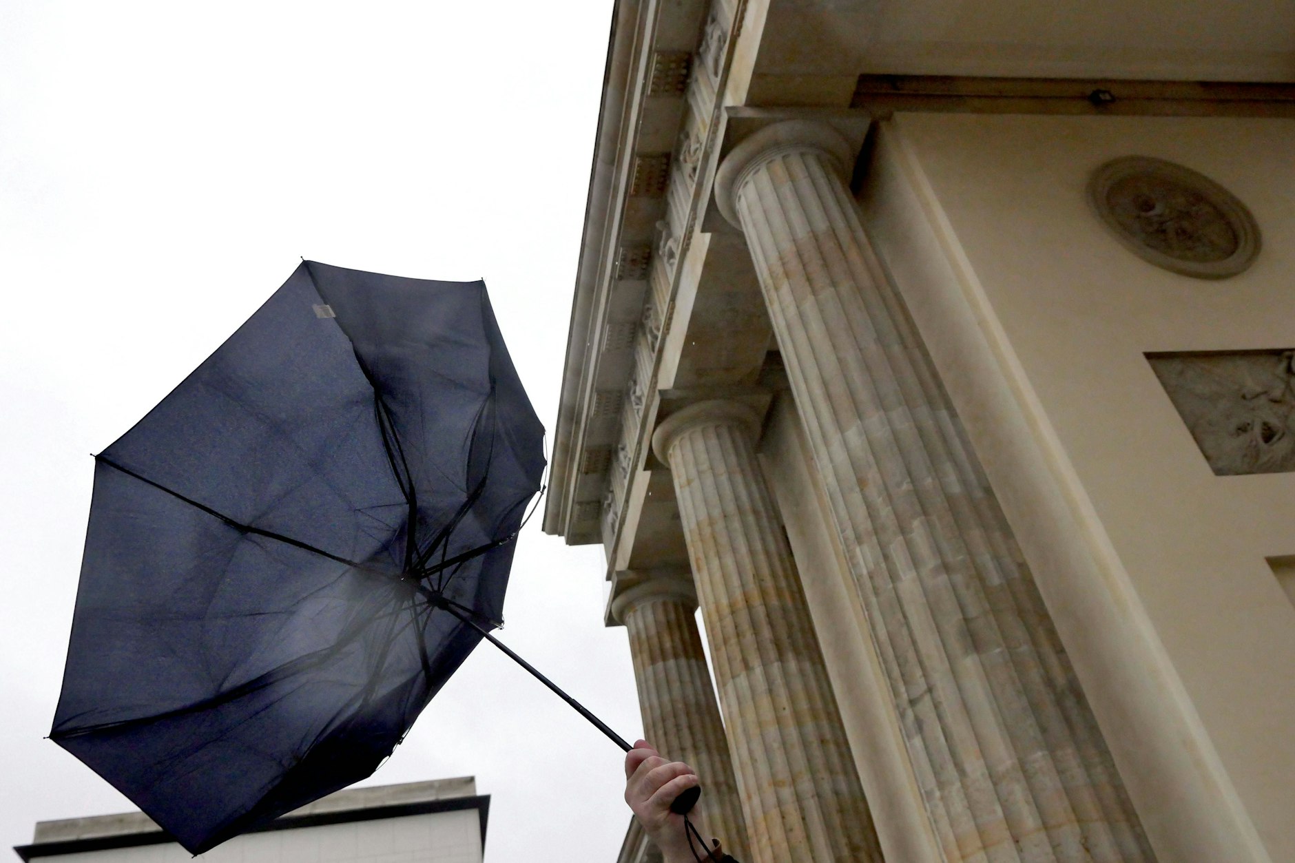 In der späteren Silvesternacht kommt der Sturm auch in Berlin an. 