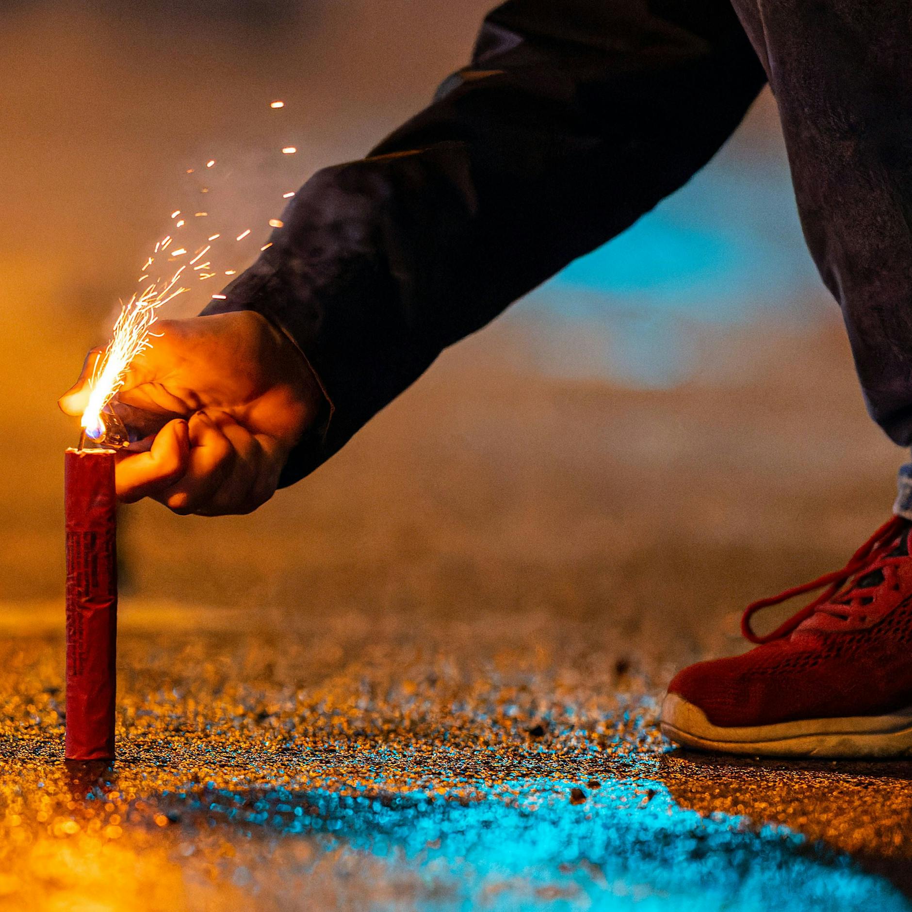 Wie im Krieg! Böllerchaoten machen Jagd auf Fußgänger und Autofahrer