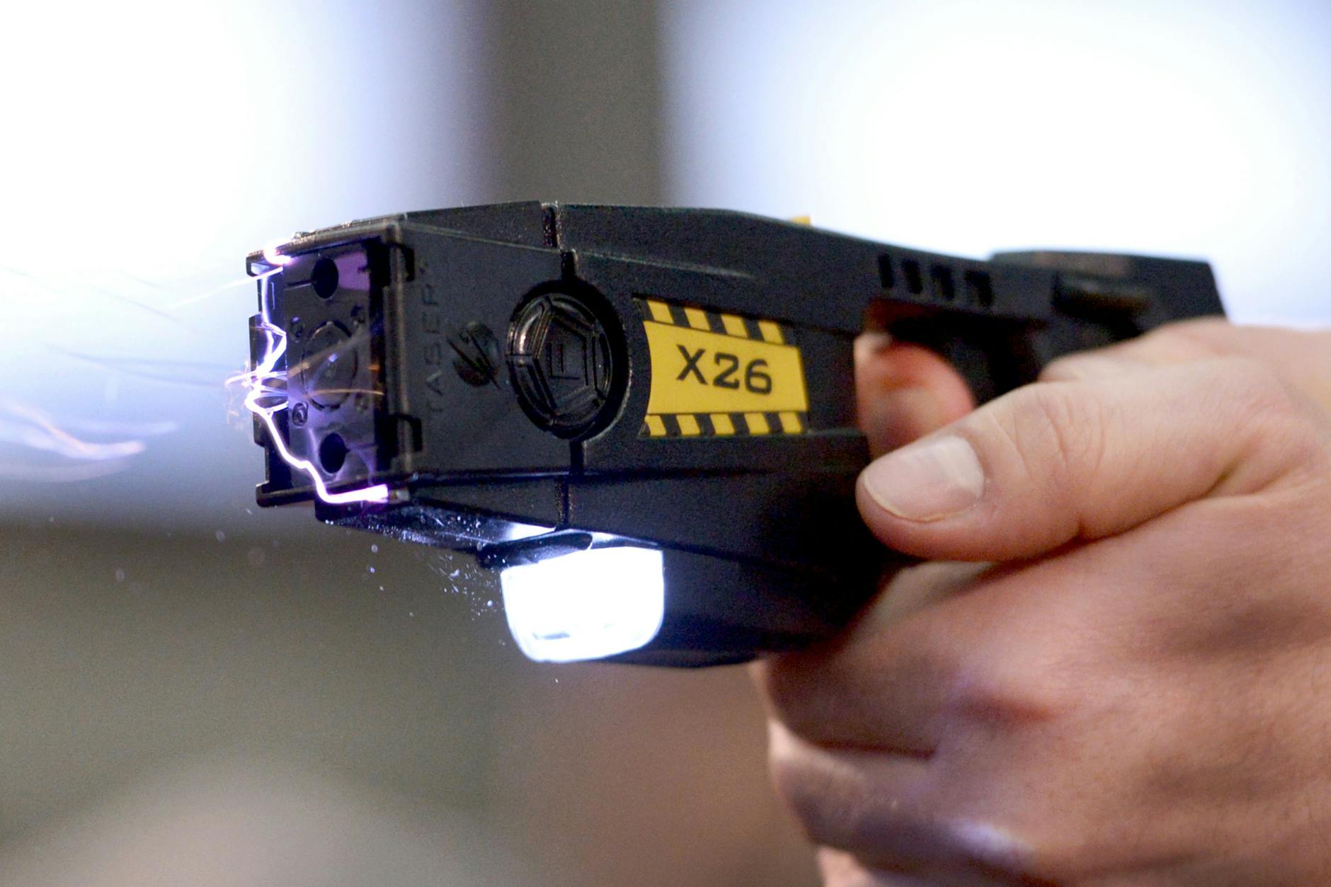 Als dieses Foto entstand, wurde ein sogenannter Taser auf dem Gelände der Landespolizeischule in Berlin im Rahmen einer Sitzung des Innenausschusses des Berliner Abgeordnetenhauses präsentiert. Die Polizei in Brandenburg setzt durchschnittlich etwa 20 Mal im Monat bei Einsätzen einen Taser ein.