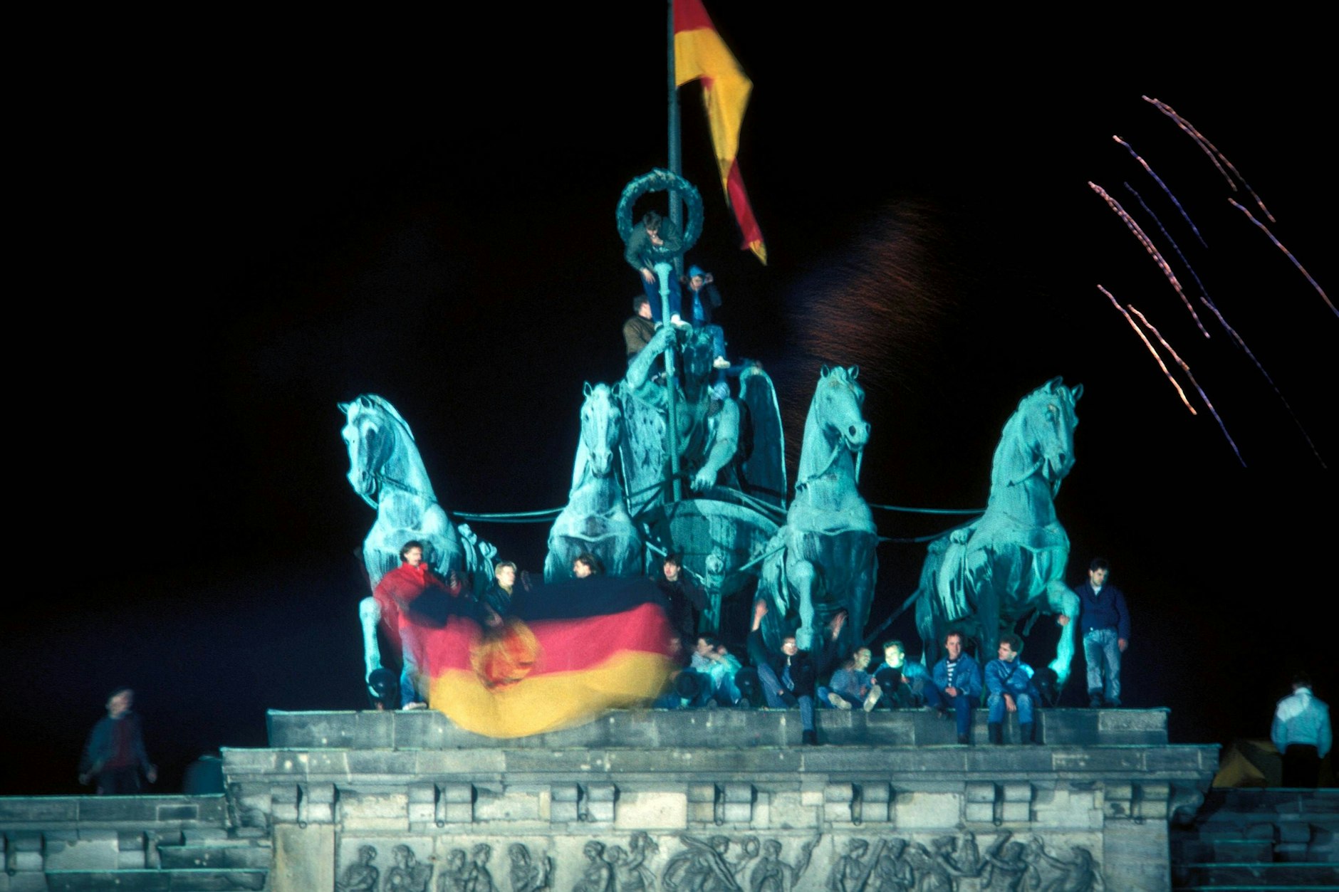Silvesterfeier 1989 am Brandenburger Tor: Diese Leute waren auf das Dach der Wahrzeichen geklettert, holten von der Quadriga die DDR-Fahne und hissten die Deutschland-Flagge. Der Anfang einer Katastrophe.