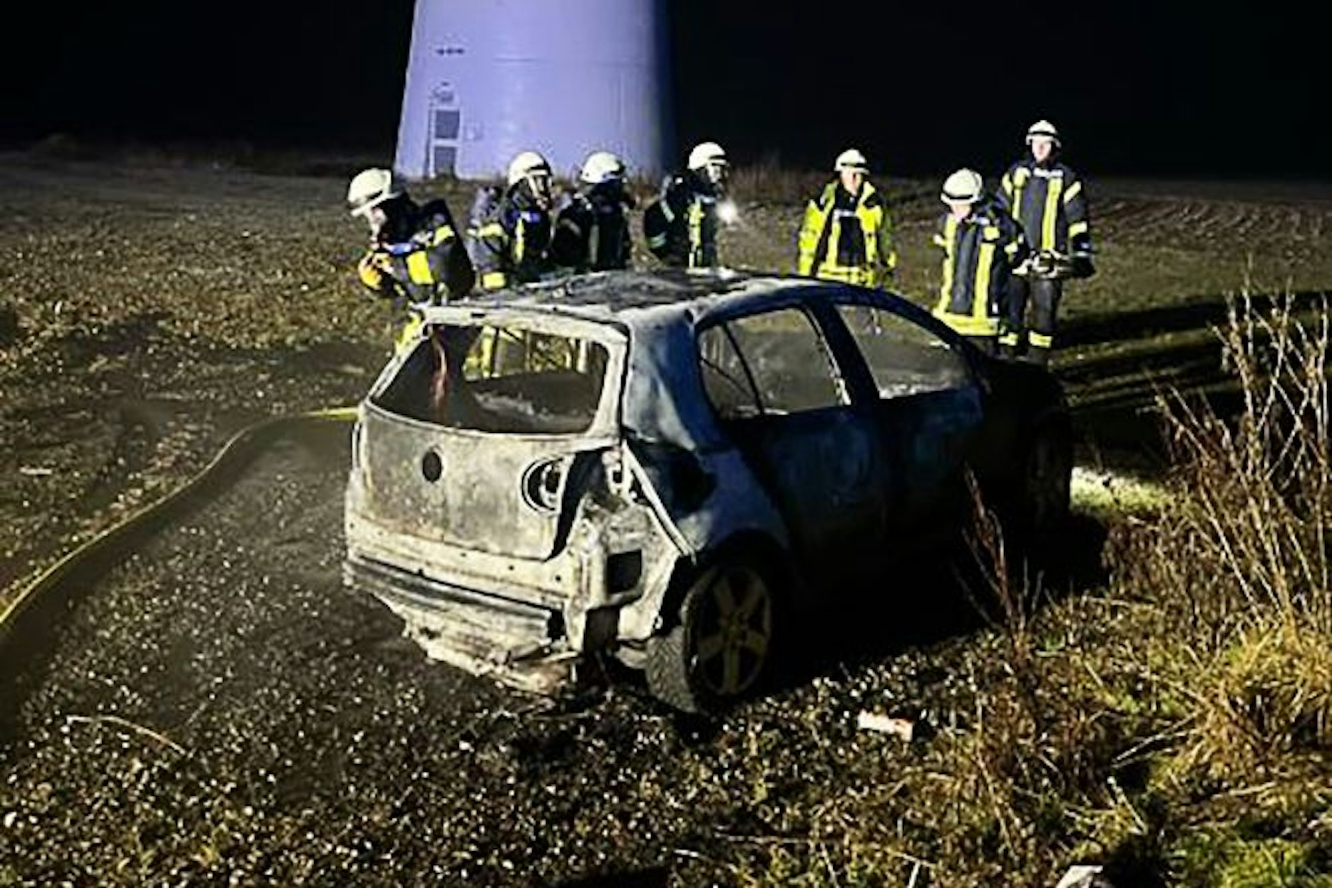 Da konnte auch die Feuerwehr nichts mehr tun. Das Auto war bei der Feuerwerks-Orgie der Jugendlichen komplett ausgebrannt.