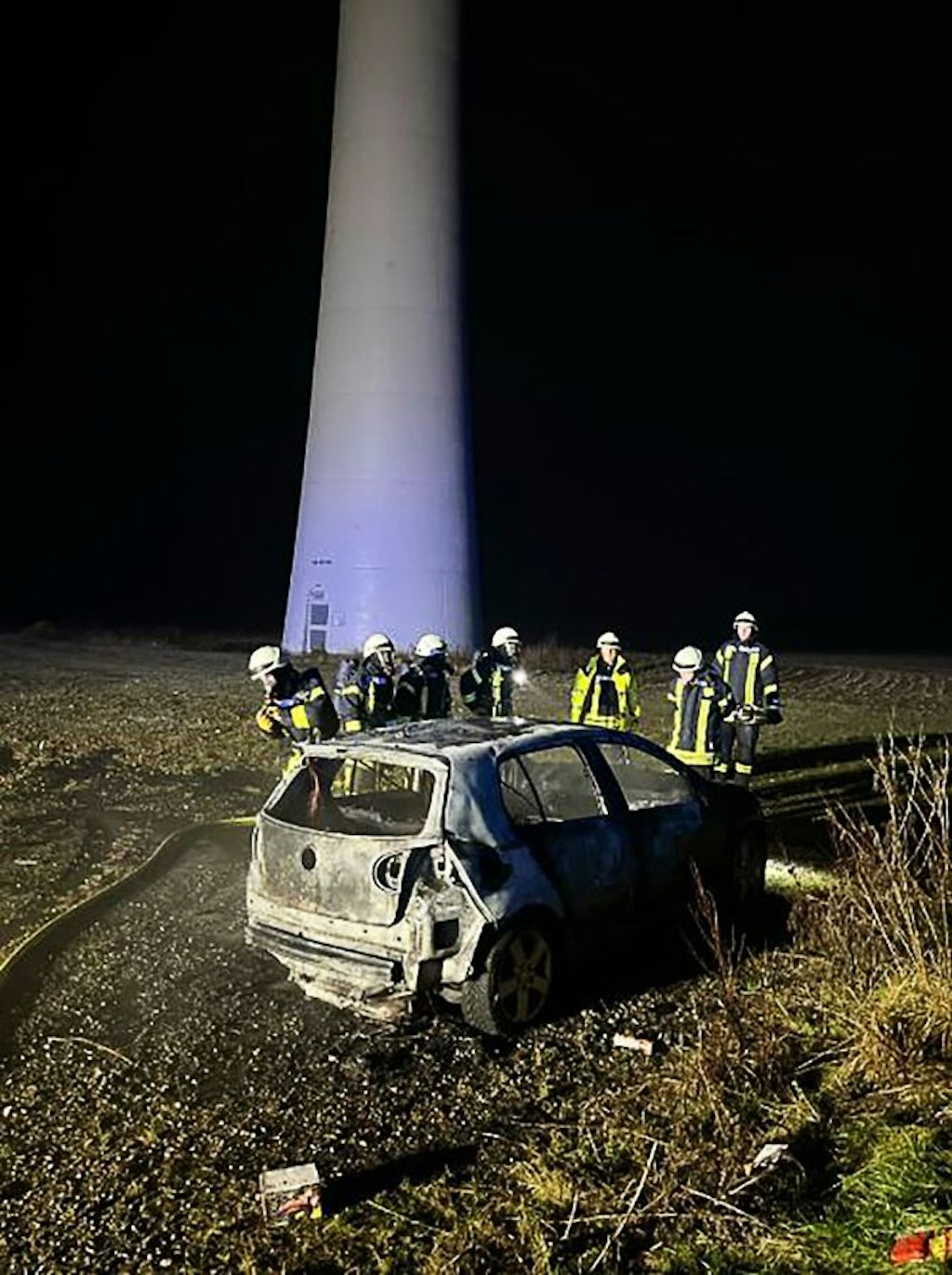 b-ller-deppen-fackeln-ihr-eigenes-auto-ab