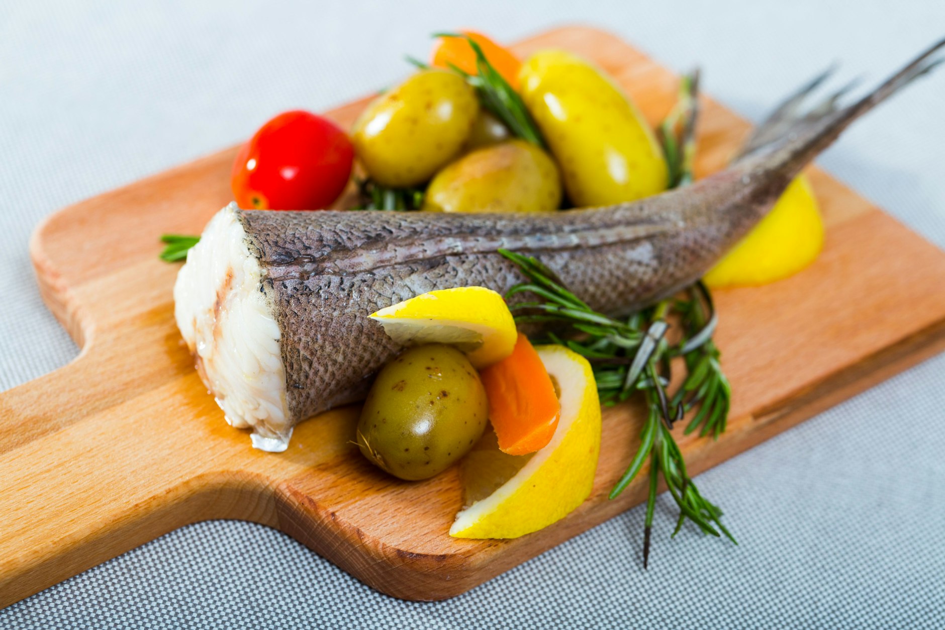Perfekter Wiedereinstieg nach Magen-Darm-Infektion: Mild gekochte Kartoffeln und zarter Dorsch serviert mit einem Hauch von Dill.
