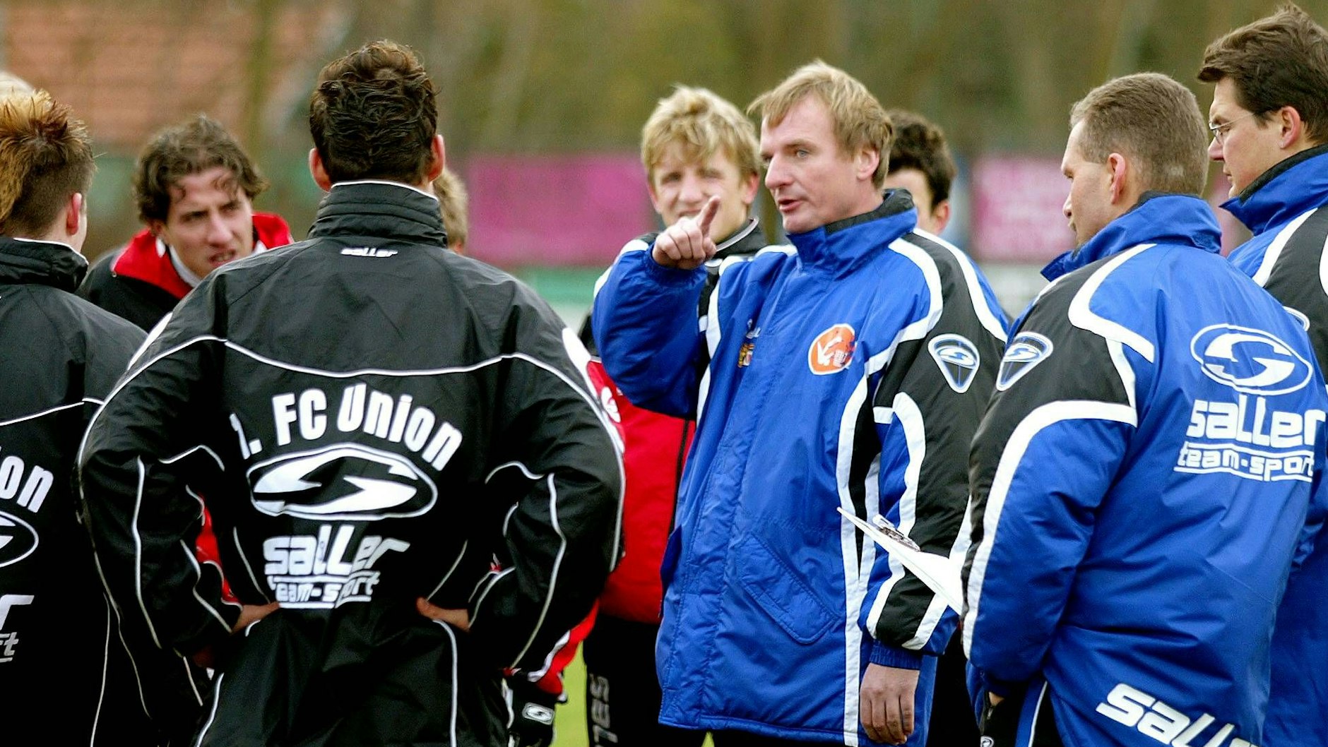 Frank Lieberam (M.) leitete mit Beginn des Jahres 2005 die Eisernen als Trainer an.