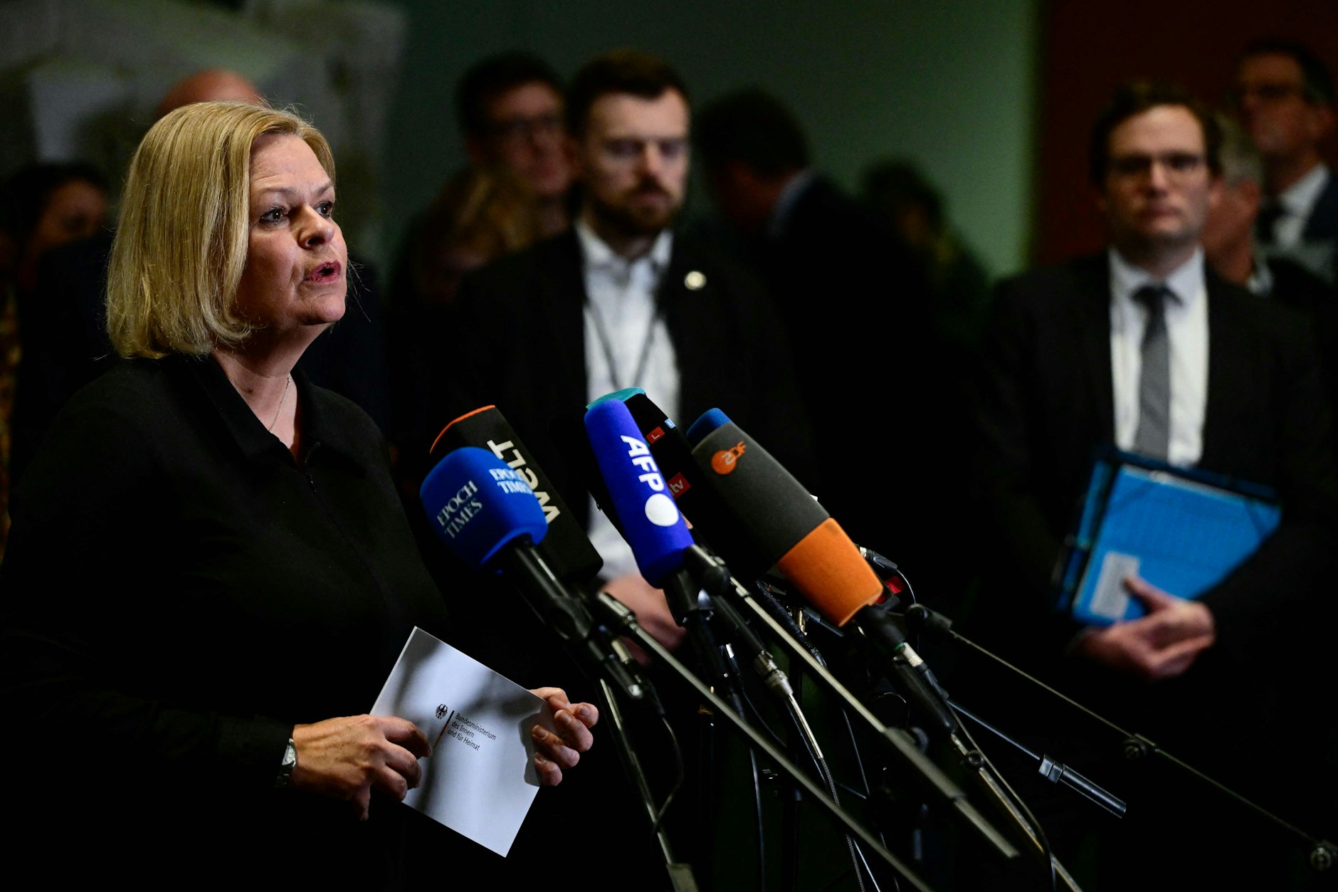 Innenministerin Nancy Faeser (SPD) tritt am Montag nach der Sitzung des Innenausschusses im Bundestag vor die Presse.