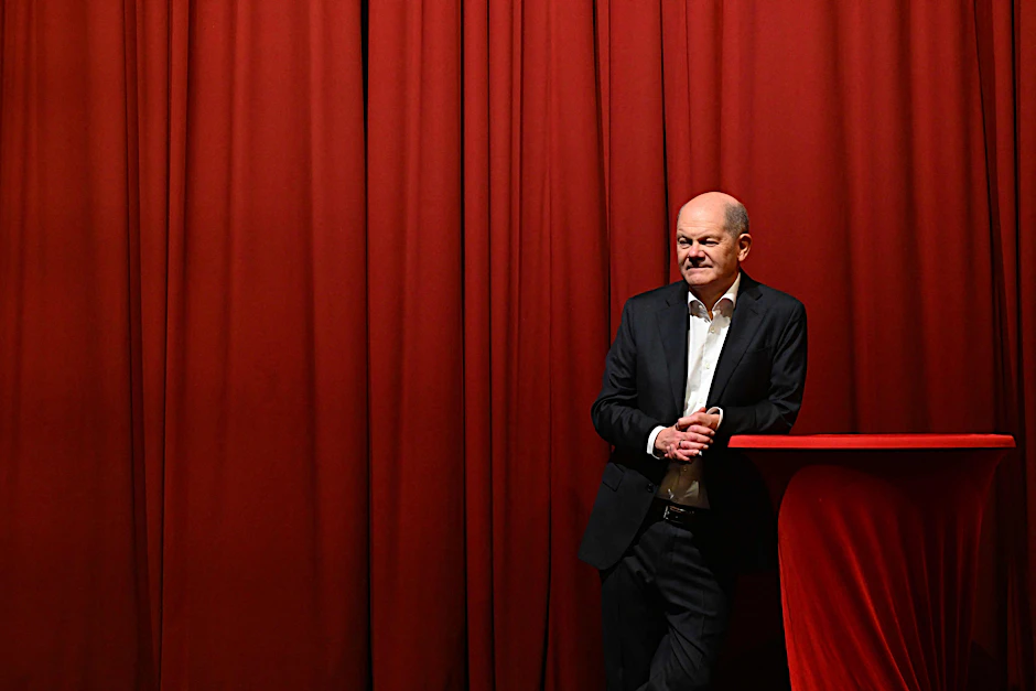 Olaf Scholz (SPD) spricht bei einem Treffen mit Bürgern aus seinem Wahlkreis in Kleinmachnow.