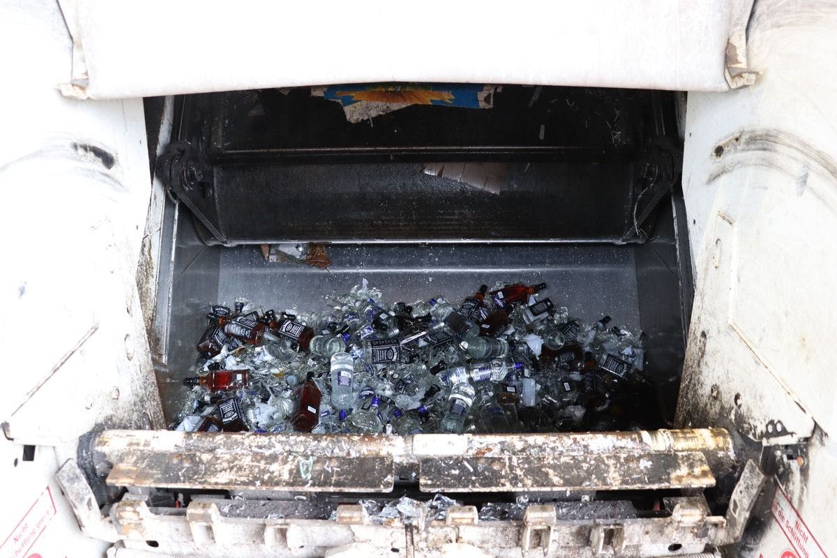 Das Hauptzollamt vernichtete 25 Paletten hochprozentigen Alkohols.